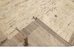 Moderner moderner marokkanischer handgefertigter beigefarbener Wollteppich im böhmischen Stil