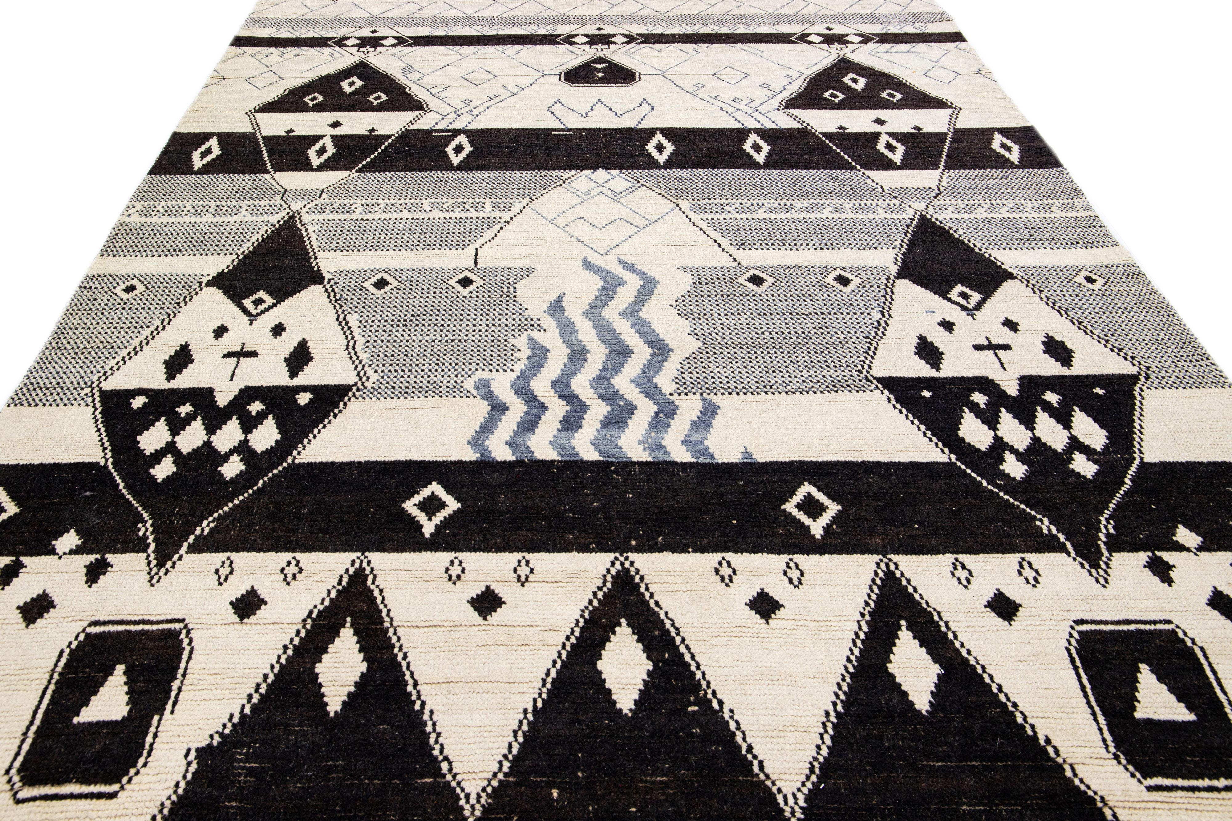 Indian Modern Moroccan Boho Style Handmade Beige & Black Wool Rug For Sale