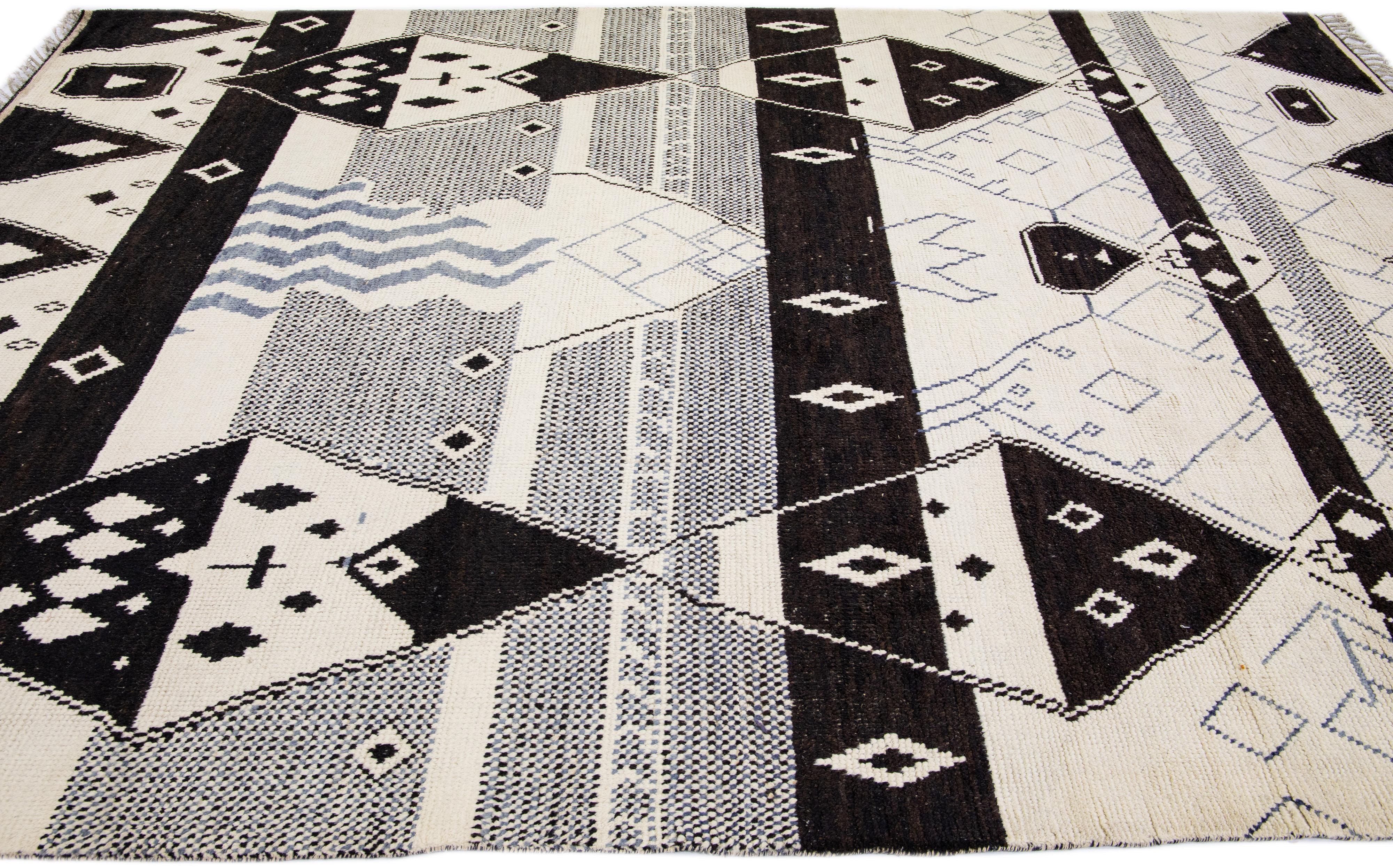 Modern Moroccan Boho Style Handmade Beige & Black Wool Rug In New Condition For Sale In Norwalk, CT