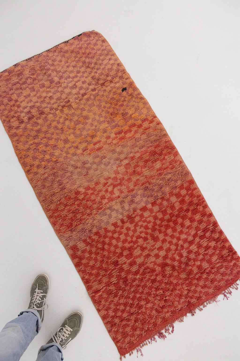 Modern Moroccan Boujad runner rug - Pink - 2.9x6.3feet / 90x193cm For Sale 4