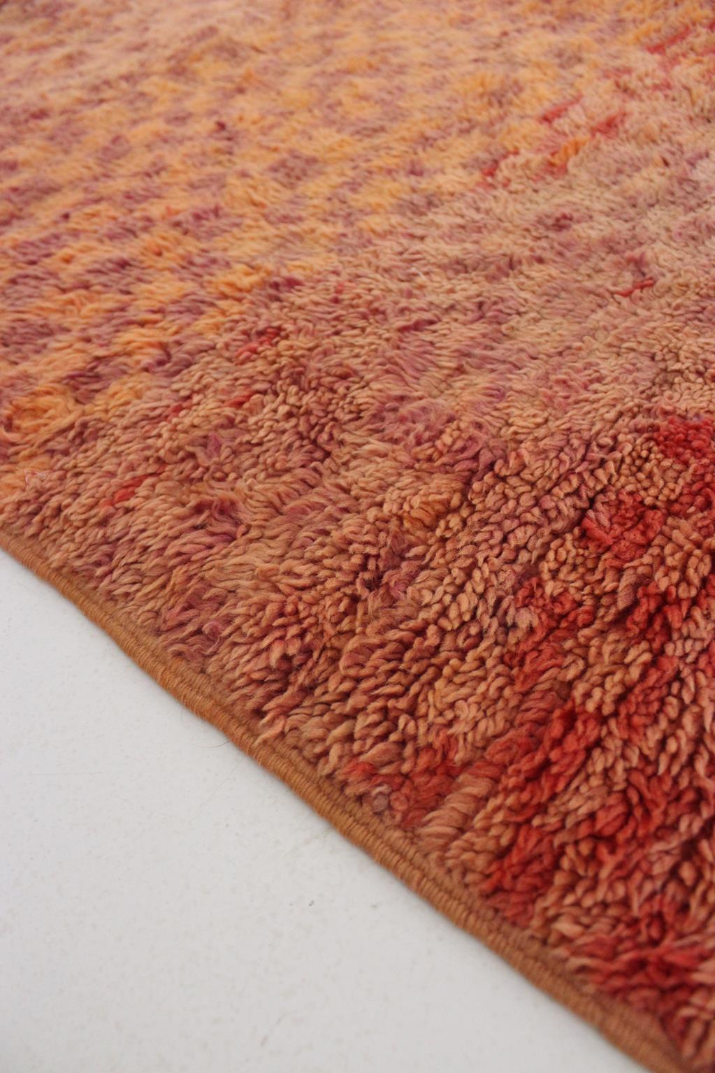 Modern Moroccan Boujad runner rug - Pink - 2.9x6.3feet / 90x193cm For Sale 5