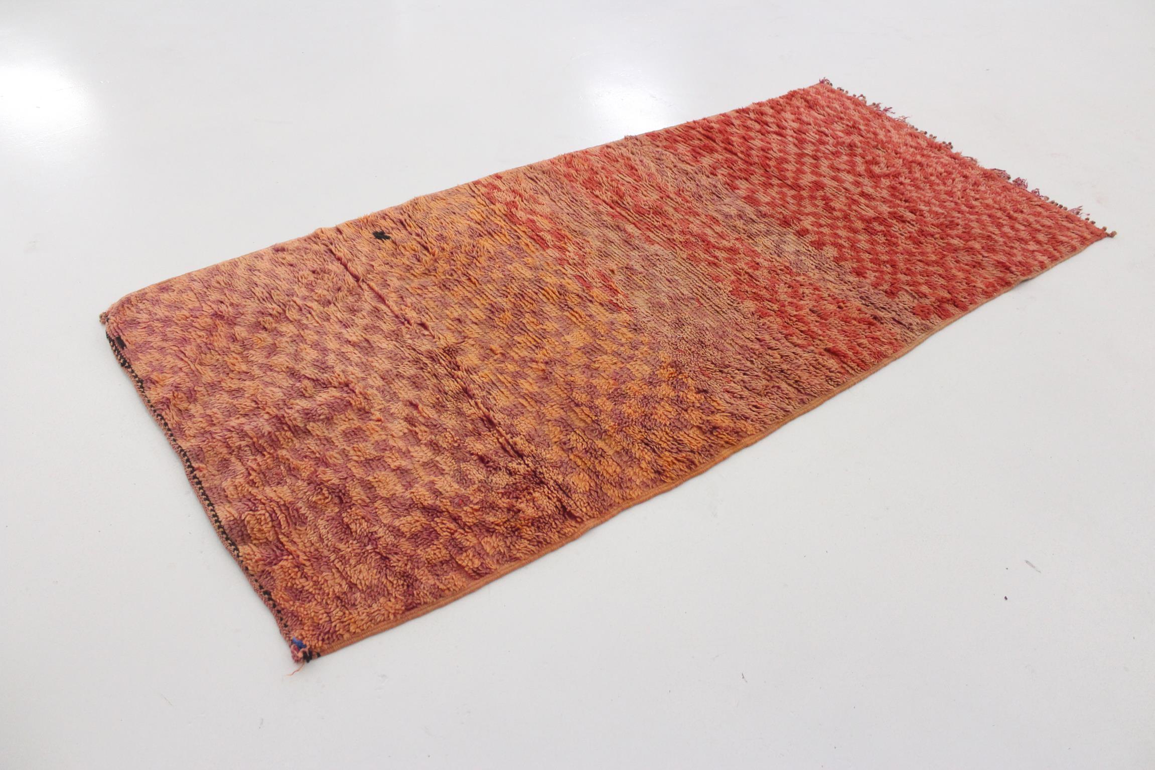 Hand-Woven Modern Moroccan Boujad runner rug - Pink - 2.9x6.3feet / 90x193cm For Sale