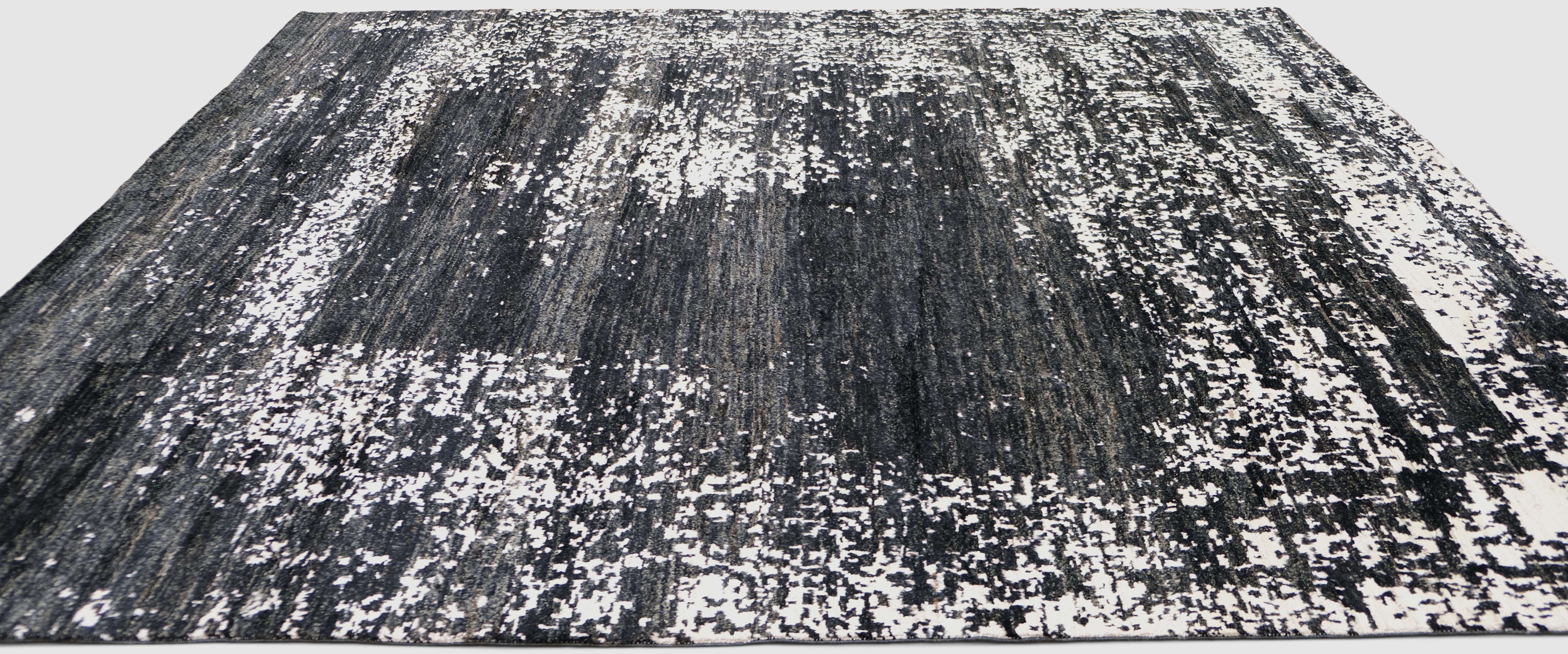 Verwandeln Sie Ihr Interieur mit diesem auffälligen, handgeknüpften Wollteppich mit abstraktem Muster in Charcoal und Elfenbein. Die künstlerische Komposition schafft eine zeitgenössische Ästhetik und macht diesen Teppich zur idealen Wahl für