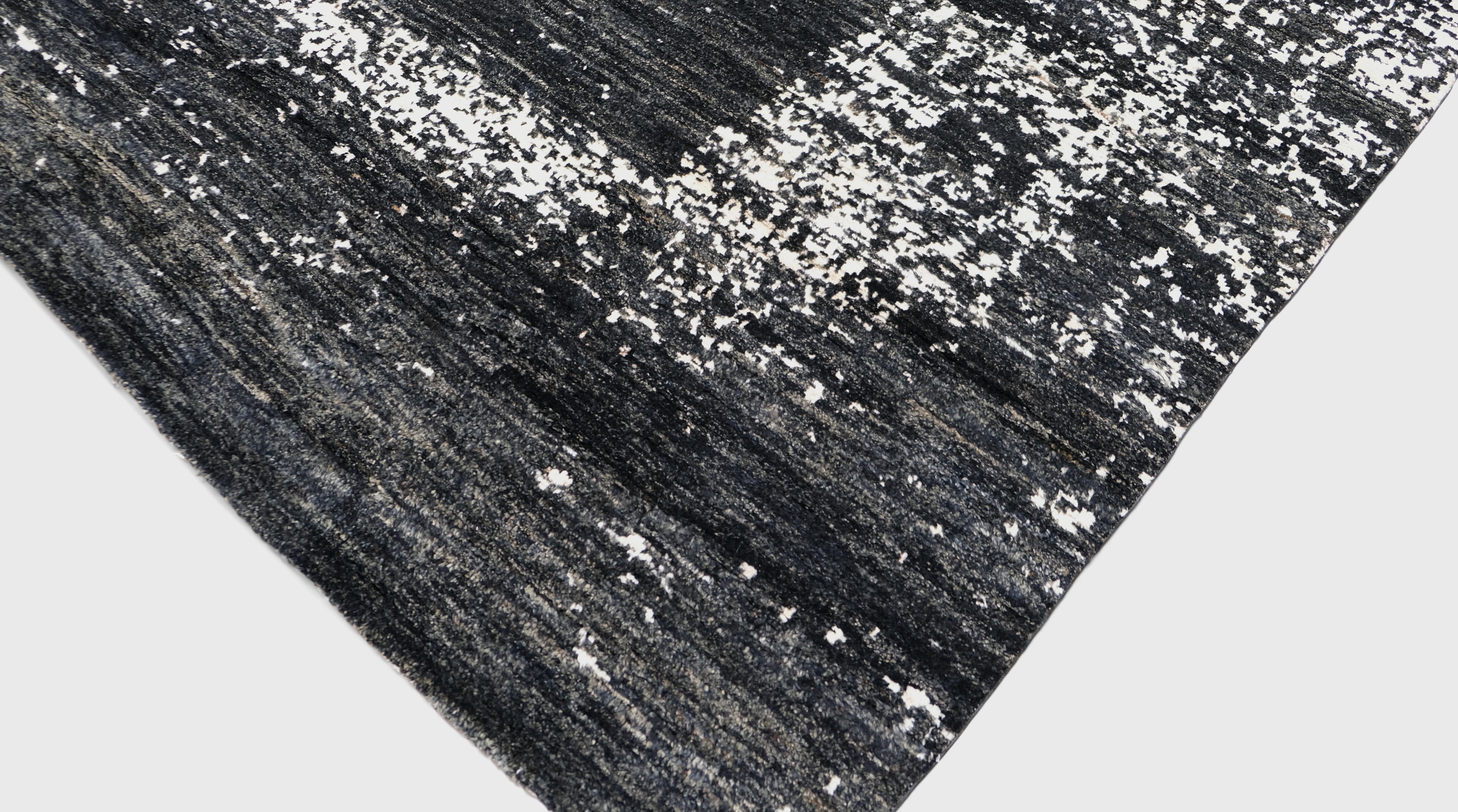 Moderner marokkanischer Wollteppich mit abstrakter Bordüre in Holzkohle und Elfenbein 8'1''x9'10'' (Handgeknüpft) im Angebot