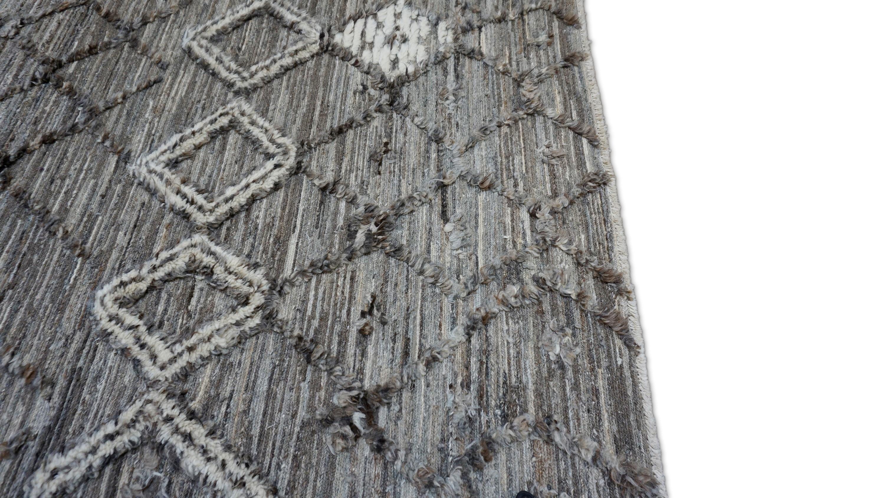 Alfombra marroquí moderna de lana con dibujo gris terroso marrón 5'3''x7'9'' Moderno en venta