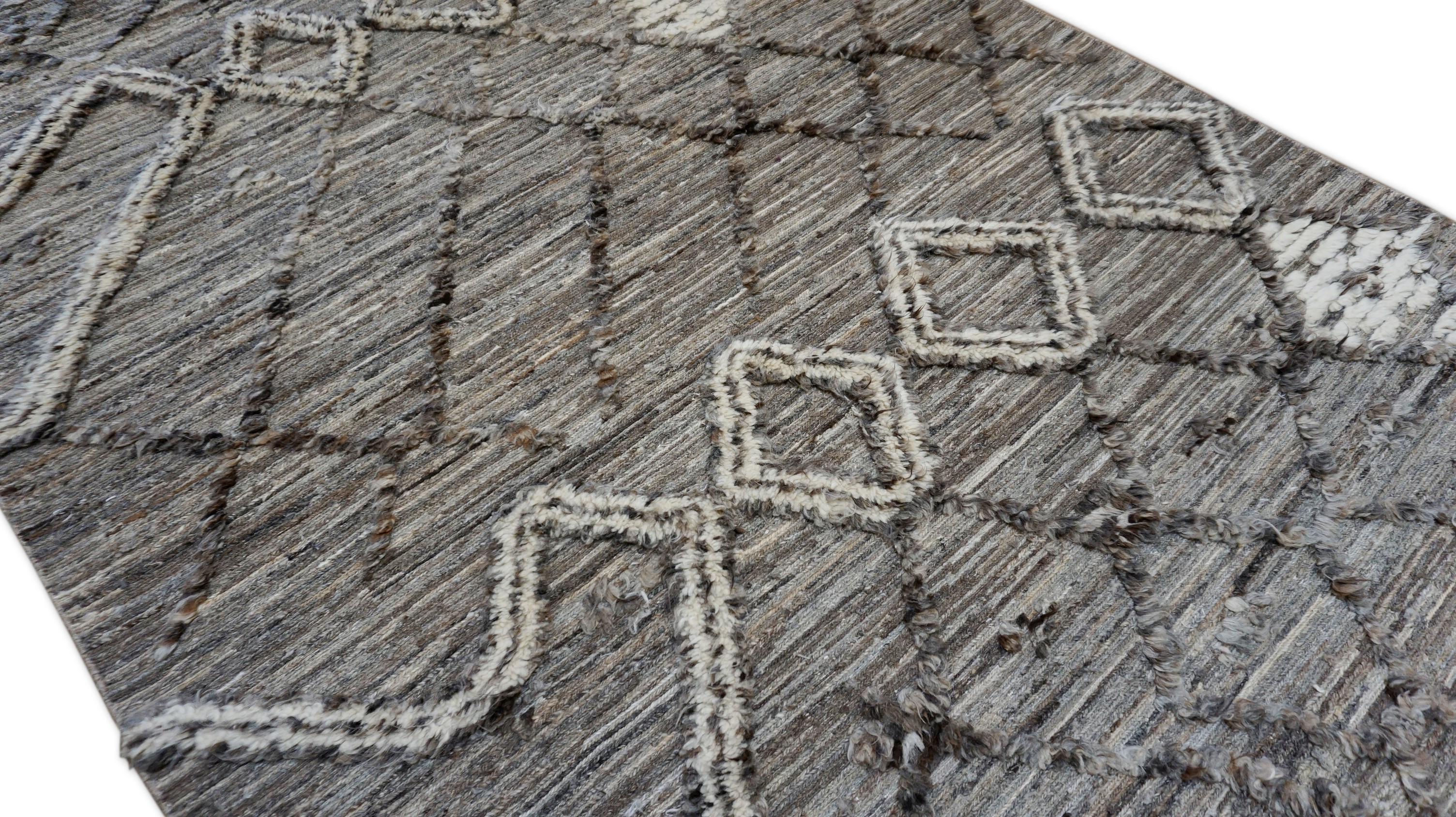 Alfombra marroquí moderna de lana con dibujo gris terroso marrón 5'3''x7'9'' Pakistaní en venta