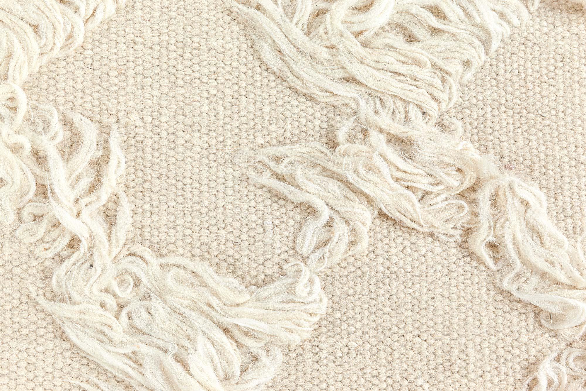Tapis marocain moderne en laine tissée à plat avec une texture en losange en hauteur par Doris Leslie Blau.
Taille : 19.2
