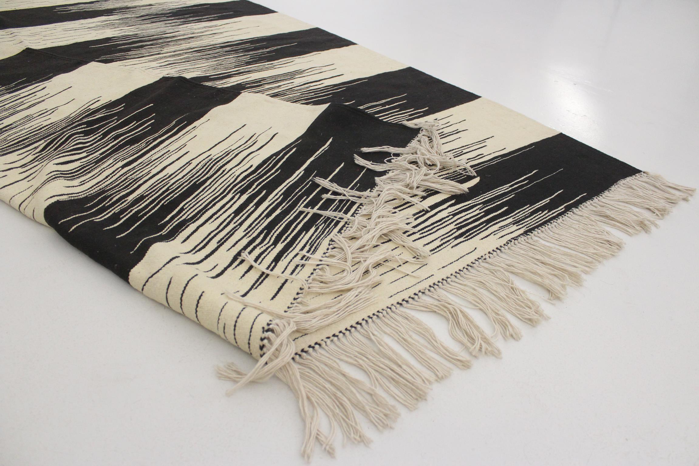 Modern Moroccan flatweave Akhnif rug - Black and white - 6.1x9.4feet / 186x287cm For Sale 4