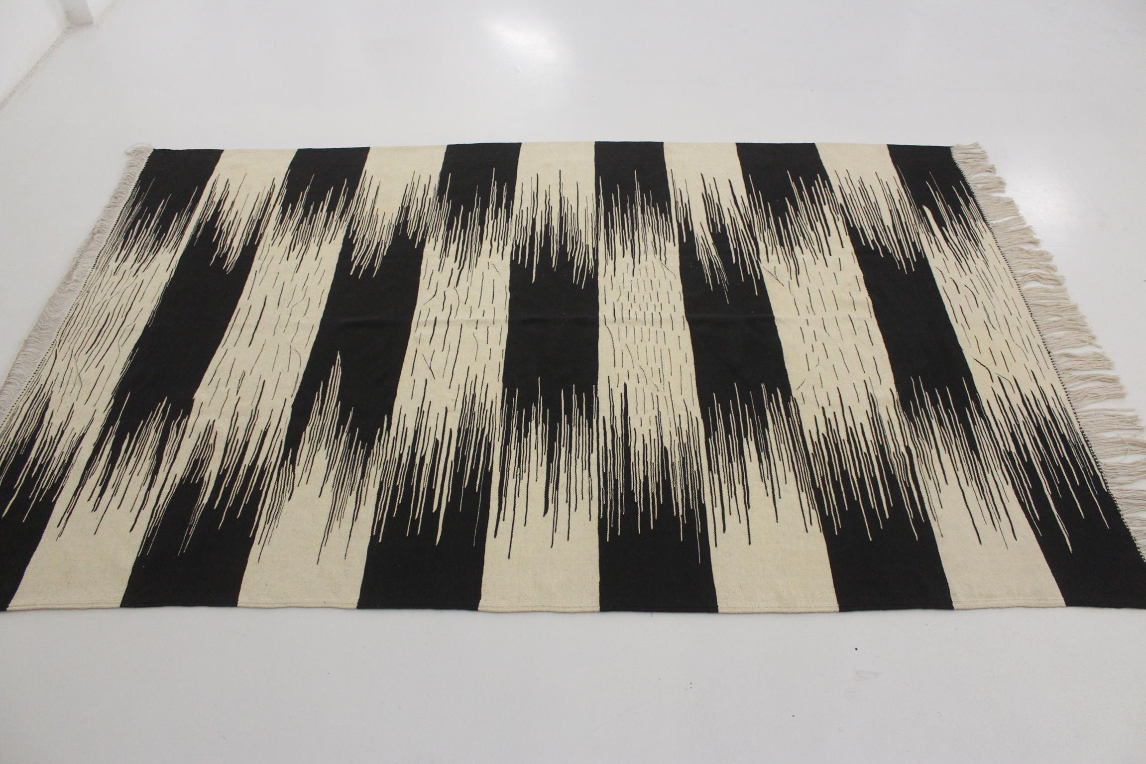 Moderner marokkanischer Flachgewebe Akhnif-Teppich - Schwarz und Weiß - 6.1x9,4feet / 186x287cm (Stammeskunst) im Angebot