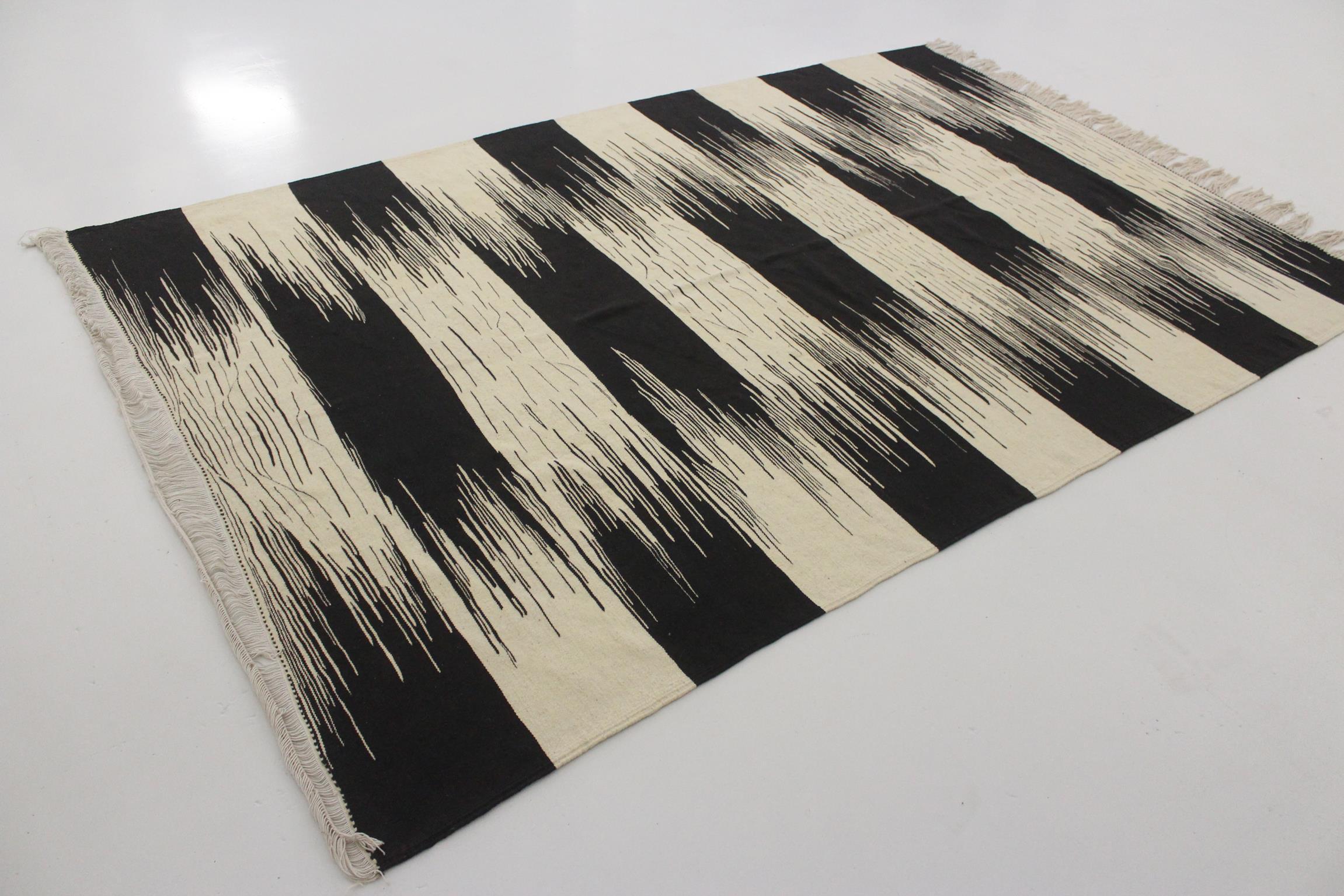 Modern Moroccan flatweave Akhnif rug - Black and white - 6.1x9.4feet / 186x287cm In Excellent Condition For Sale In Marrakech, MA