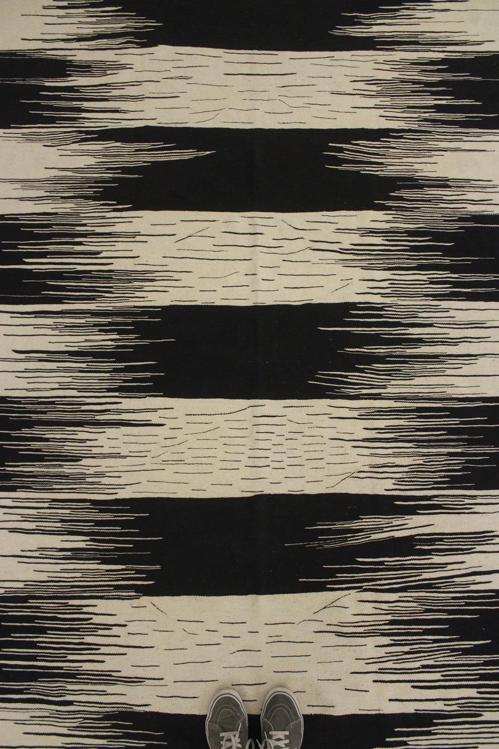 Moderner marokkanischer Flachgewebe Akhnif-Teppich - Schwarz und Weiß - 6.1x9,4feet / 186x287cm (21. Jahrhundert und zeitgenössisch) im Angebot