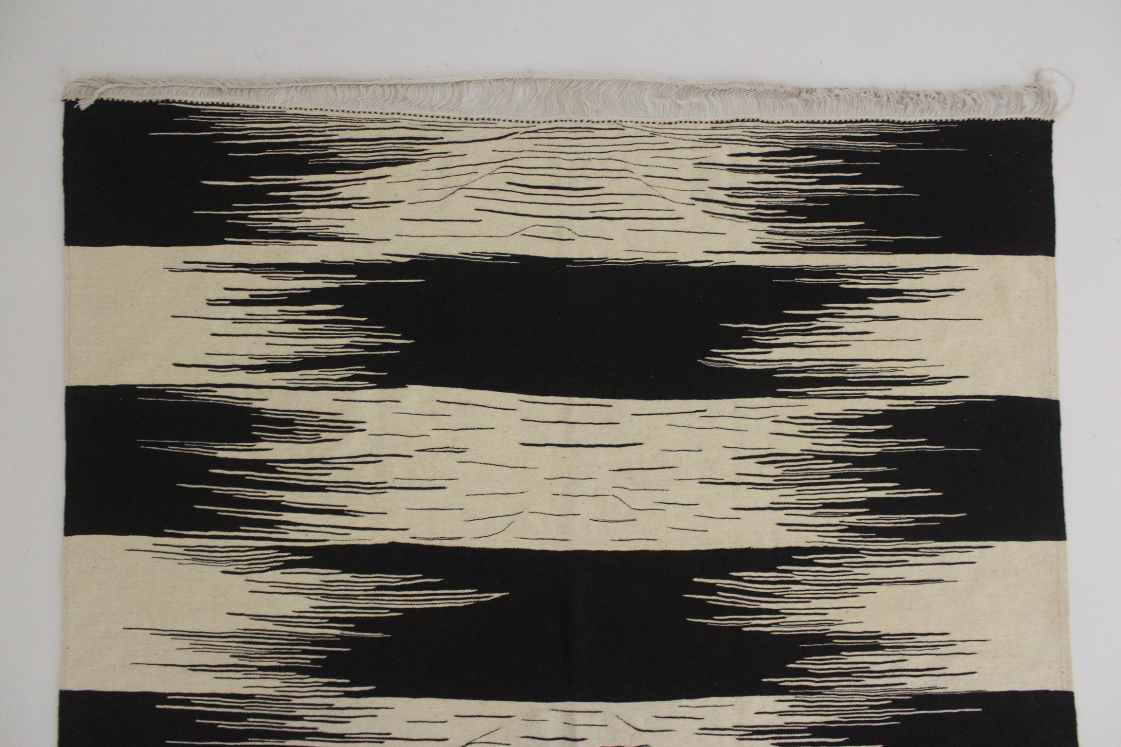 Moderner marokkanischer Flachgewebe Akhnif-Teppich - Schwarz und Weiß - 6.1x9,4feet / 186x287cm (Wolle) im Angebot