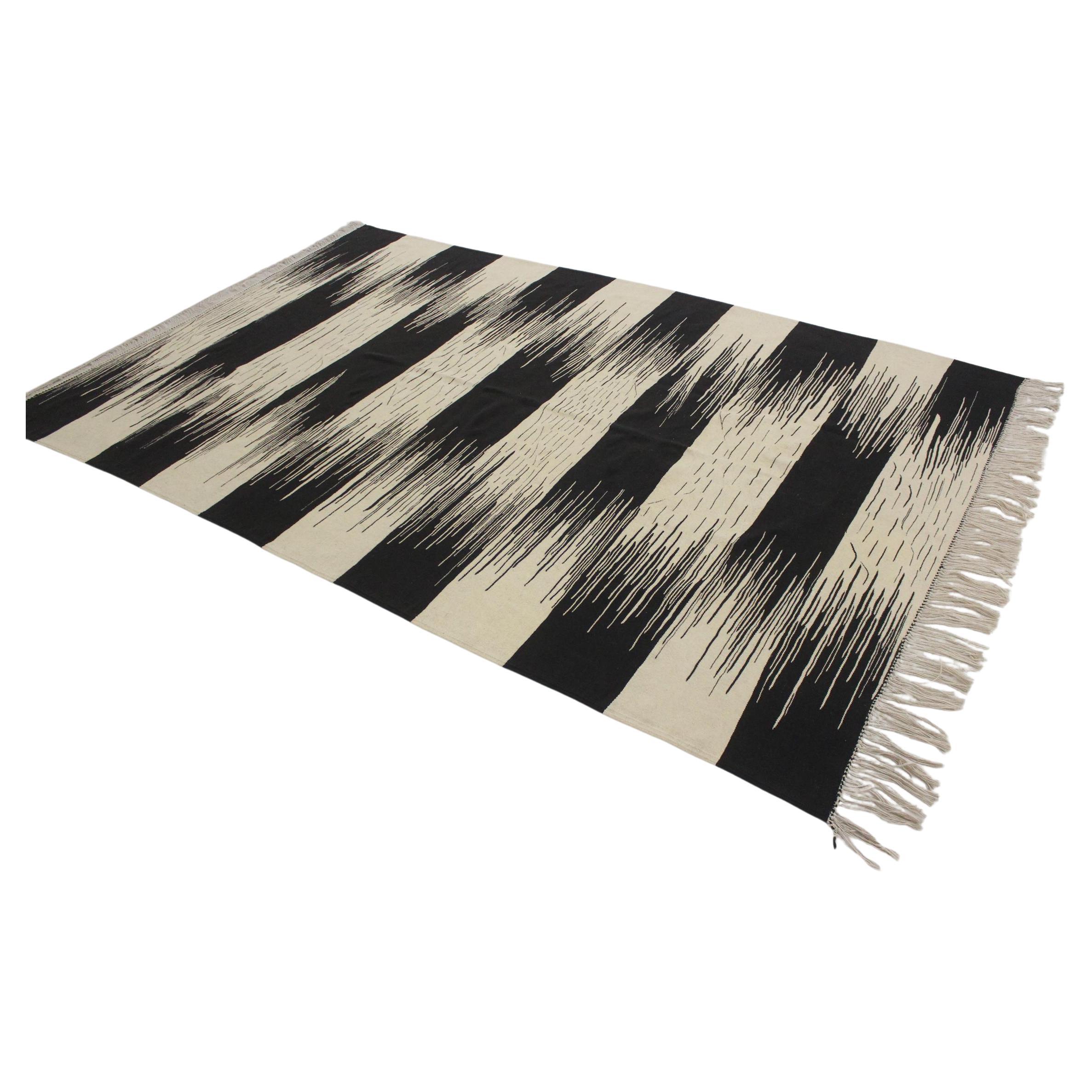Modern Moroccan flatweave Akhnif rug - Black and white - 6.1x9.4feet / 186x287cm For Sale