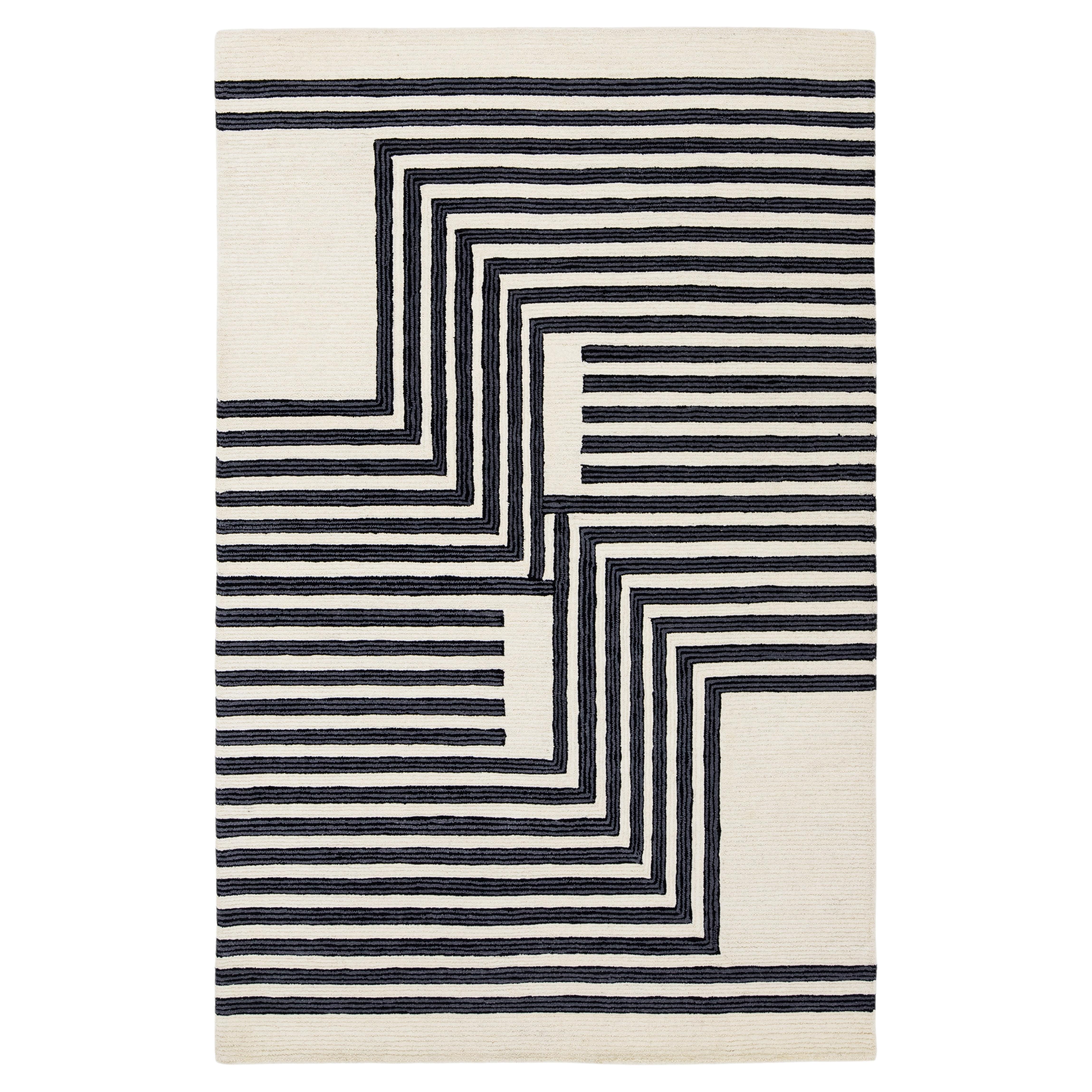 Modern Moroccan Geometric Hand-Tufted Wool Rug in Ivory and Charcoal For Sale