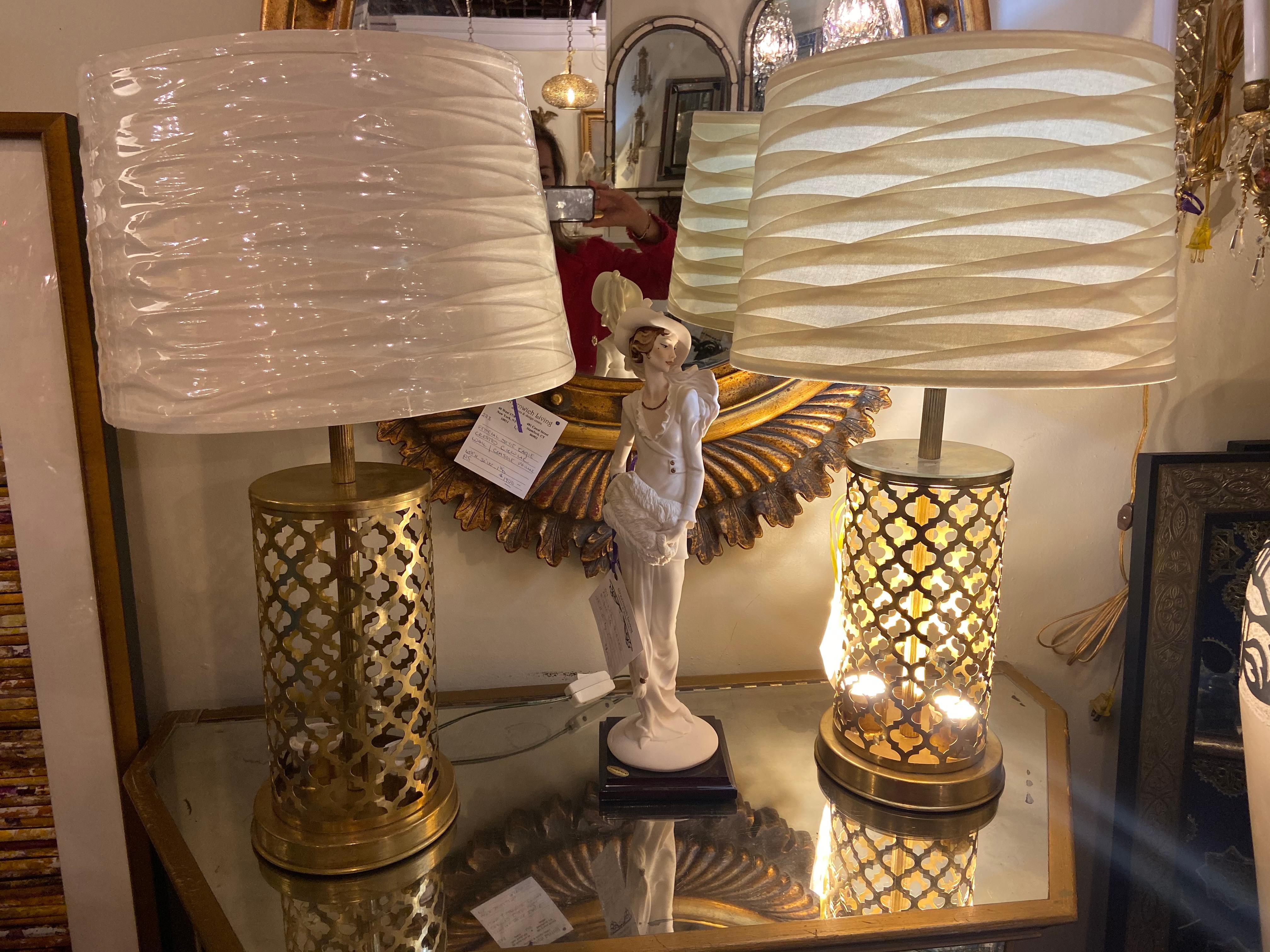 Lampe de table moderne marocaine en laiton doré faite à la main:: lumière inférieure & lumière supérieure:: une paire en vente 2