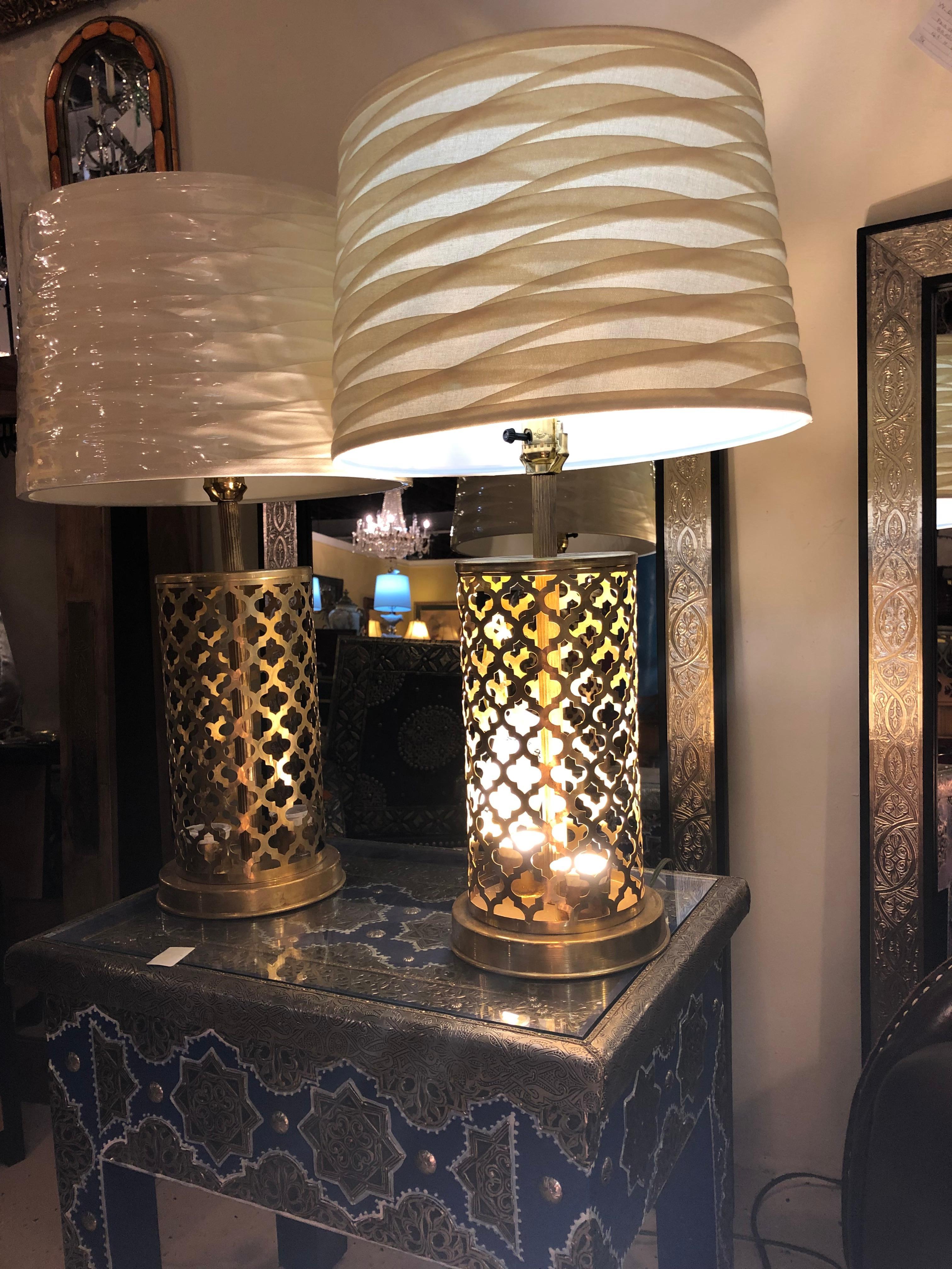 Laiton Lampe de table moderne marocaine en laiton doré faite à la main:: lumière inférieure & lumière supérieure:: une paire en vente