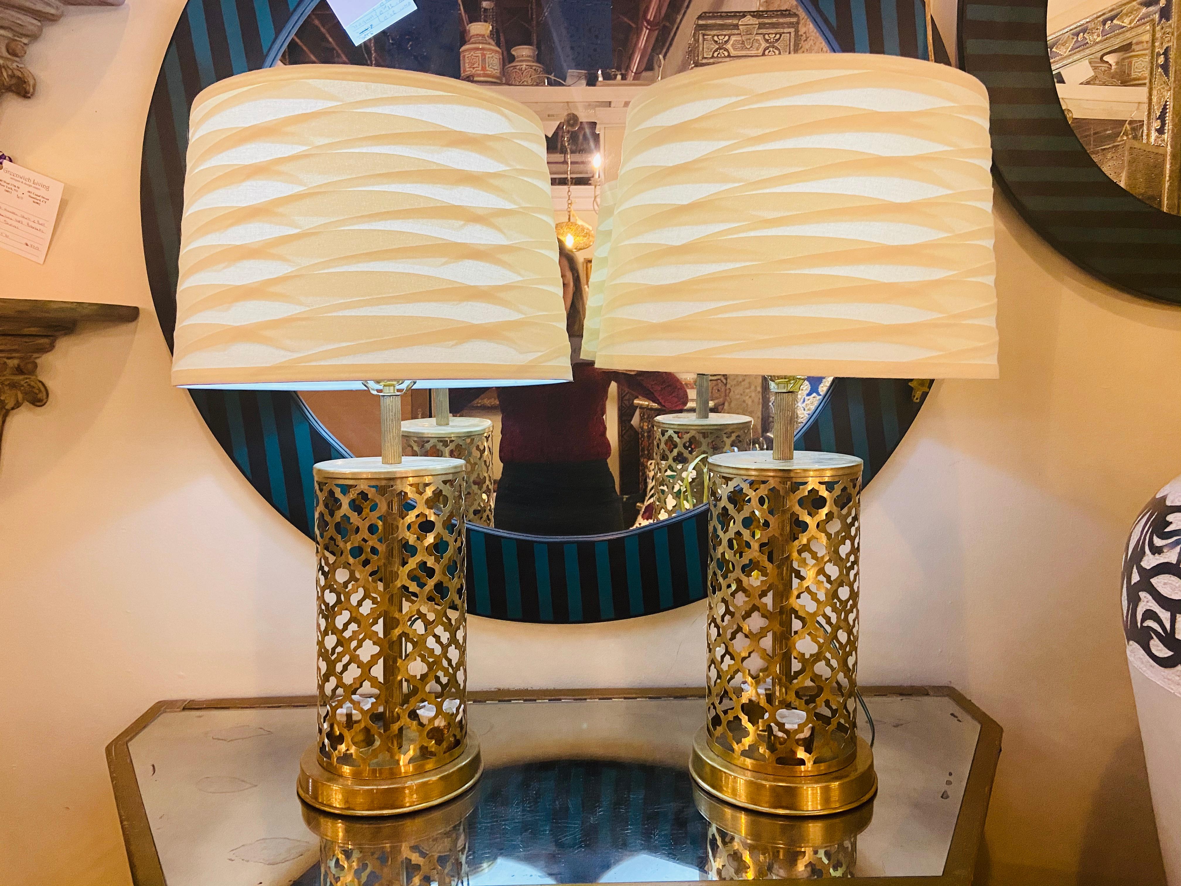 Moderne Lampe de table moderne marocaine en laiton doré faite à la main:: lumière inférieure & lumière supérieure:: une paire en vente