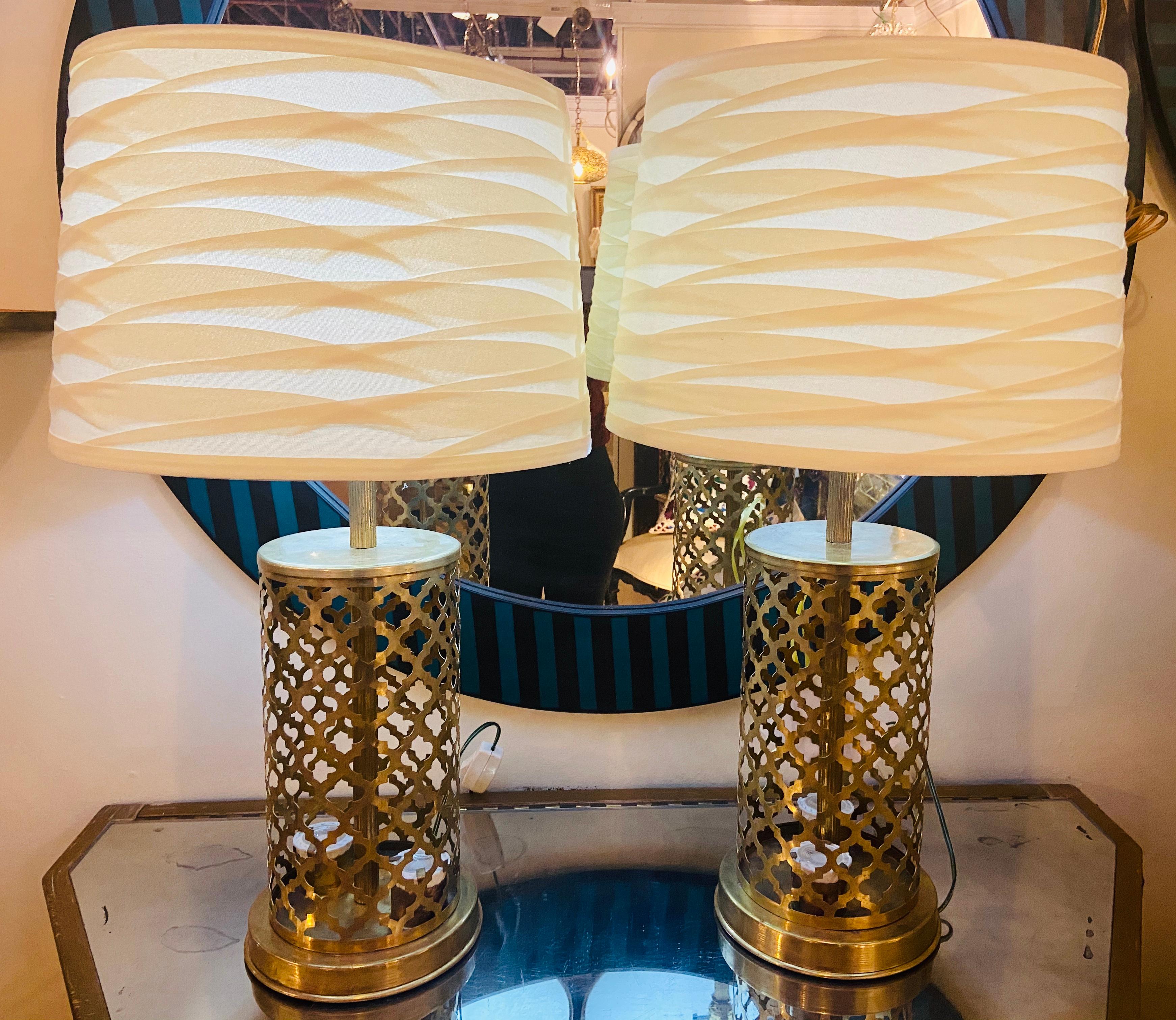 Marocain Lampe de table moderne marocaine en laiton doré faite à la main:: lumière inférieure & lumière supérieure:: une paire en vente