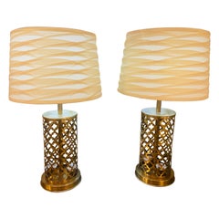 Lampe de table moderne marocaine en laiton doré faite à la main:: lumière inférieure & lumière supérieure:: une paire