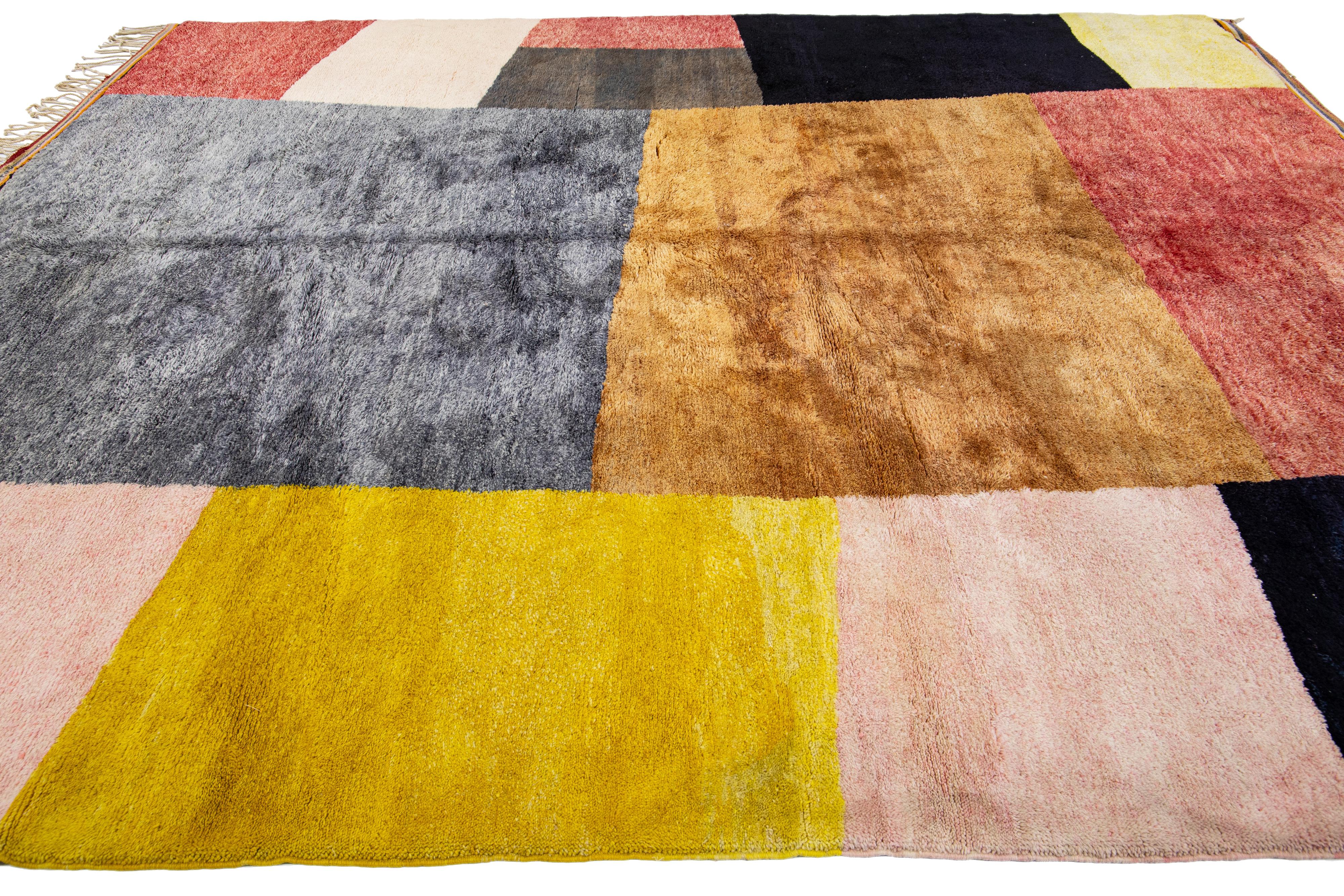 Noué à la main Tapis moderne marocain en laine multicolore abstrait fait à la main en vente