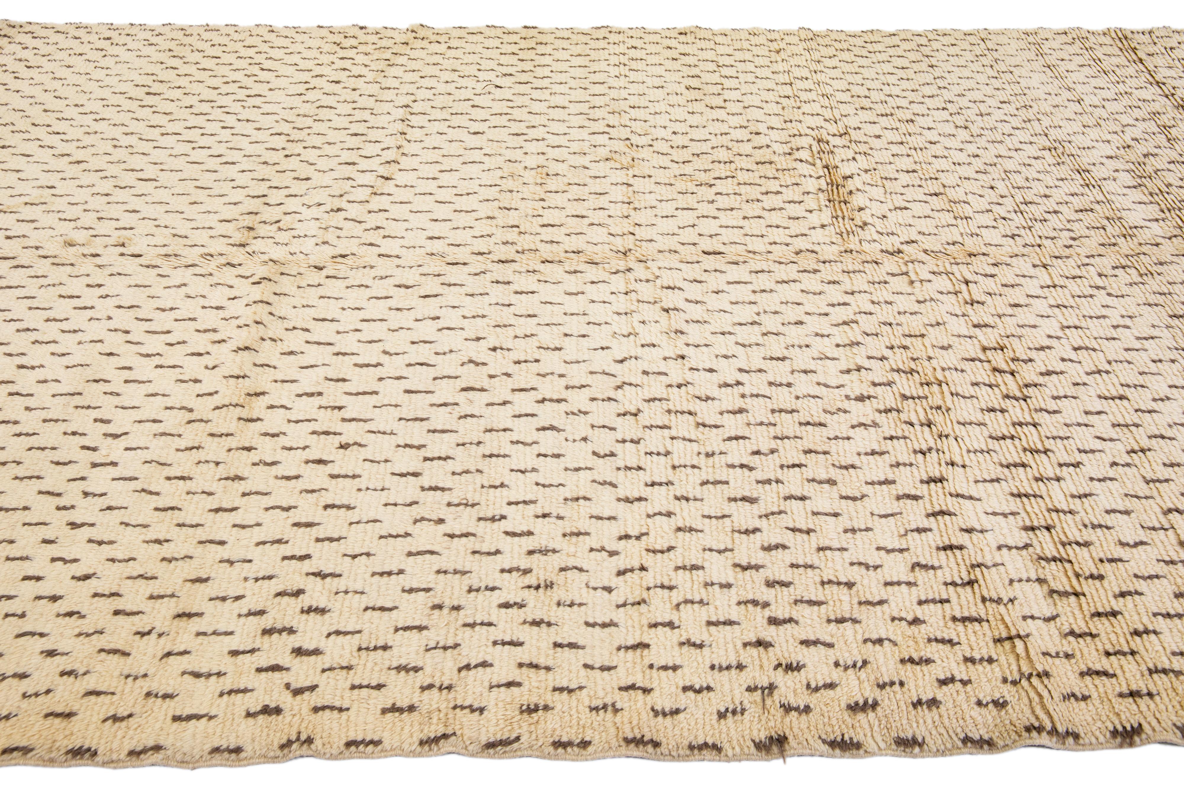 Modern Moroccan Handmade Boho Style Tan Beige Wool Rug In New Condition For Sale In Norwalk, CT