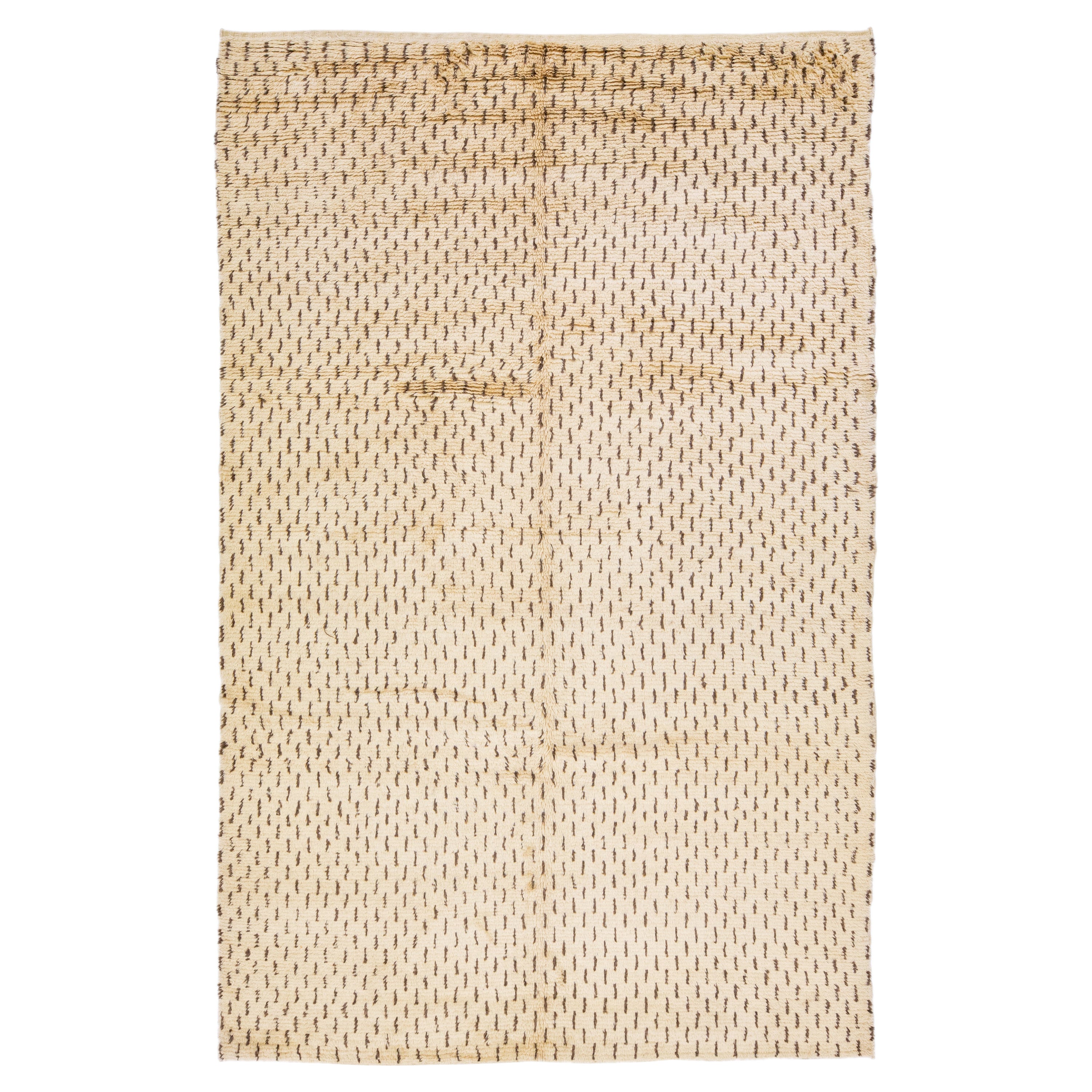 Tappeto moderno marocchino fatto a mano in stile bohémien in lana beige e tan