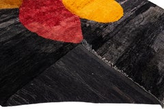 Tapis moderne marocain en laine anthracite fait à la main avec un design abstrait