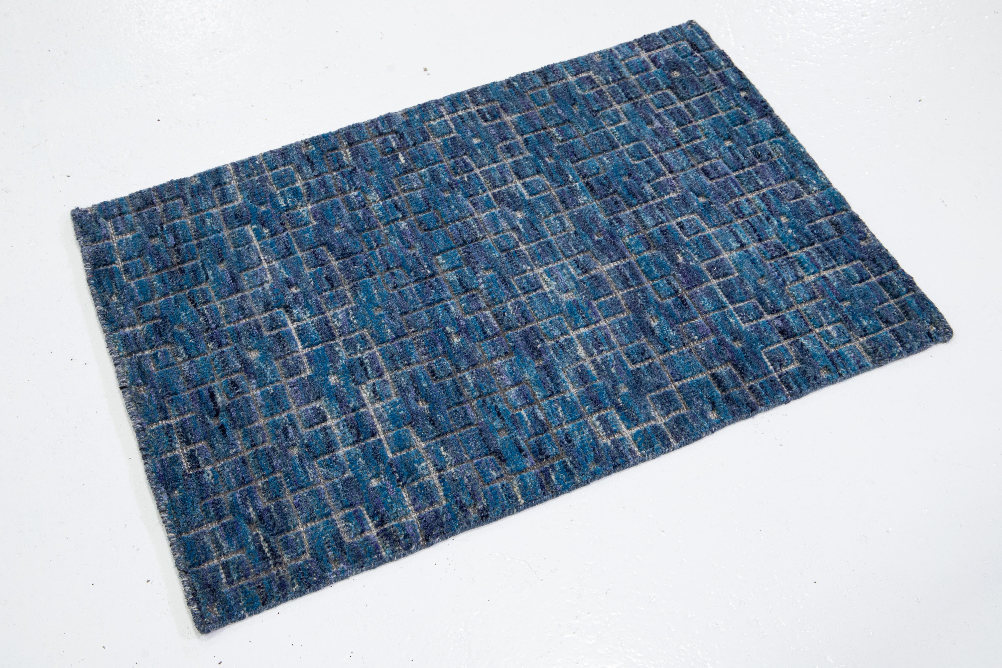 Dieser handgefertigte Wollteppich, der in verschiedenen Farben erhältlich ist, gehört zu unserer Safi Collection'S. Wir verwenden handgeknüpfte Techniken für höchste Qualität und Langlebigkeit. 
Die geschätzte Vorlaufzeit für den Zoll beträgt 15-20