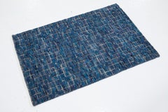 Alfombra marroquí moderna de lana azul hecha a mano por Apadana