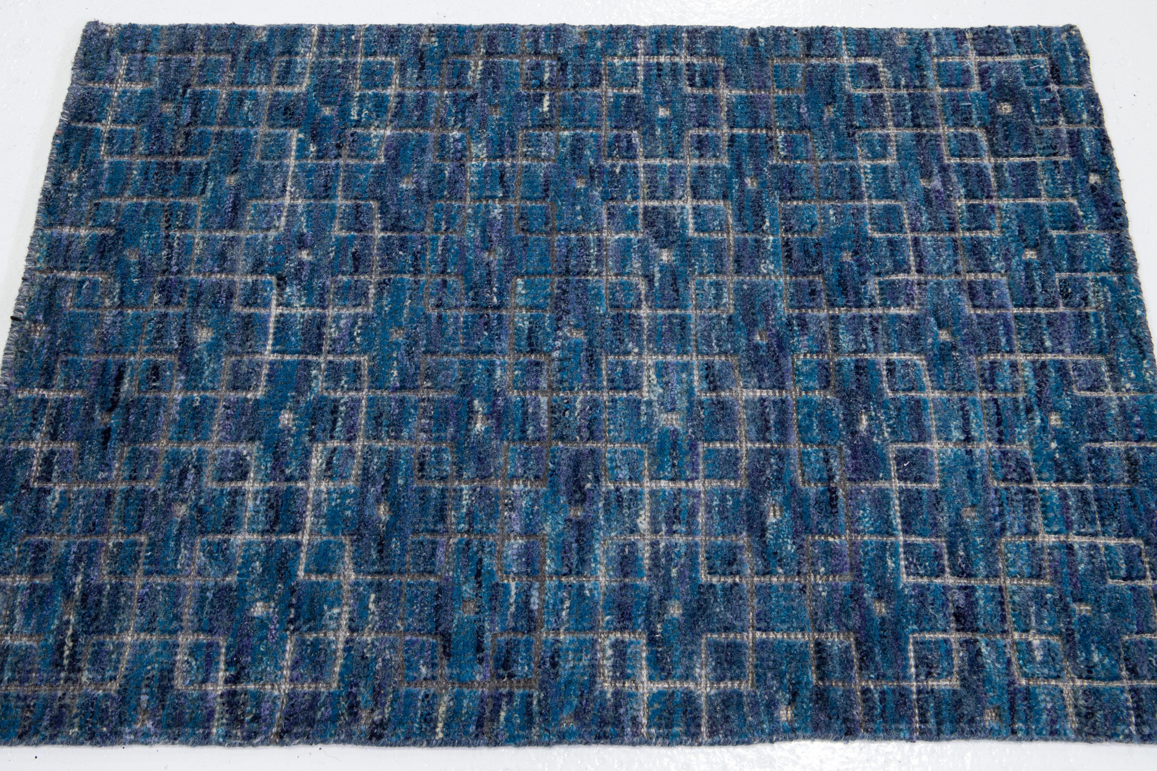Moderner marokkanischer handgefertigter blauer Wollteppich von Apadana (Indisch) im Angebot