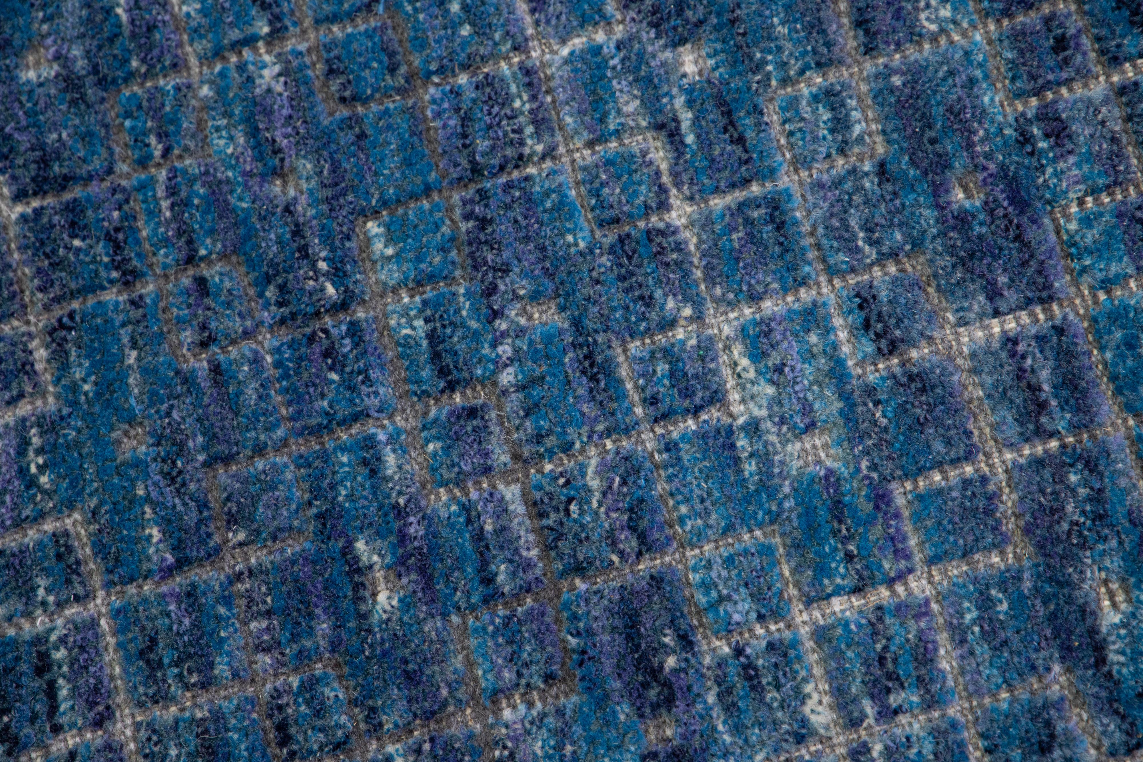 Moderner marokkanischer handgefertigter blauer Wollteppich von Apadana (Handgeknüpft) im Angebot
