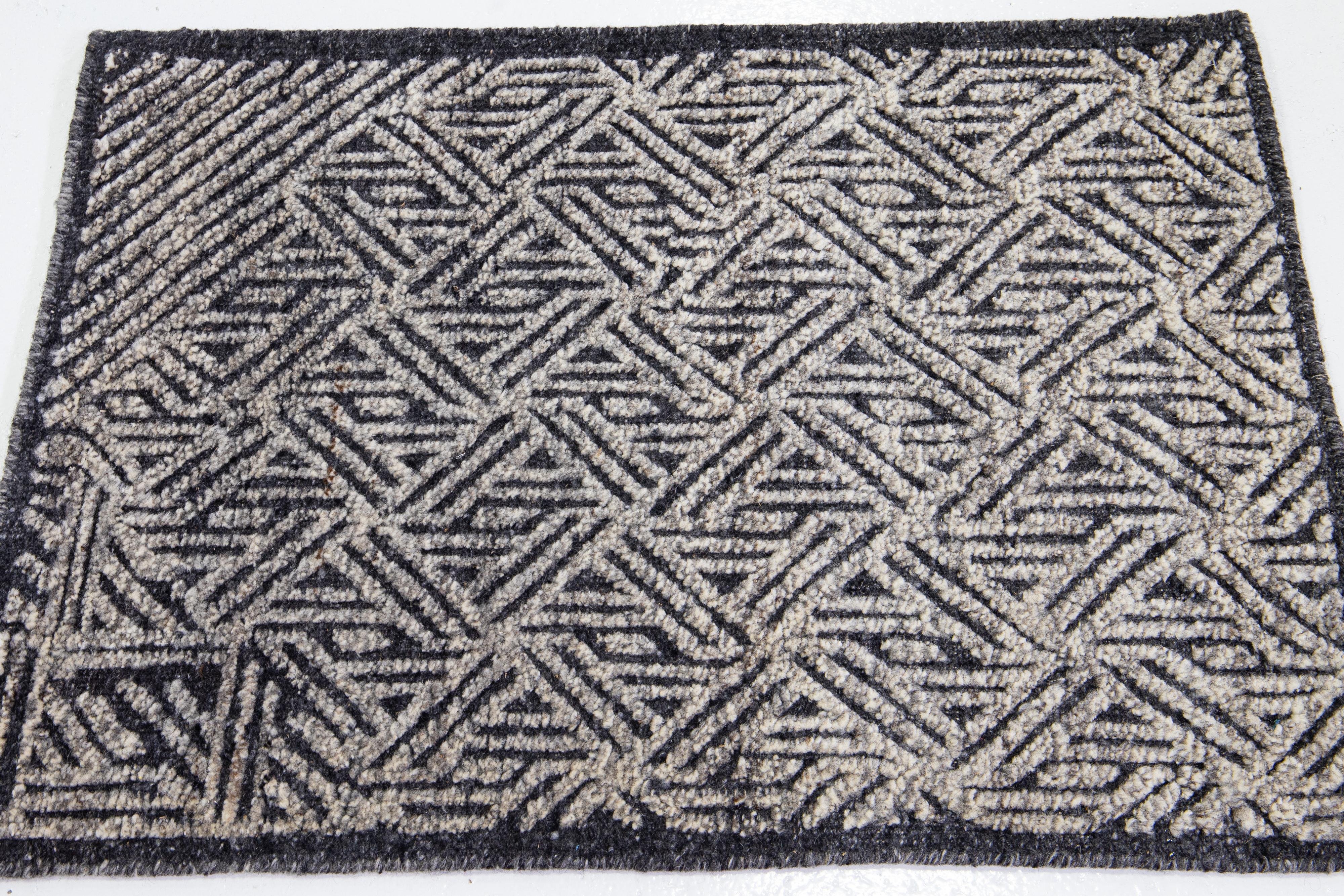 Indien Tapis marocain moderne en laine bleue fait à la main par Apadana en vente