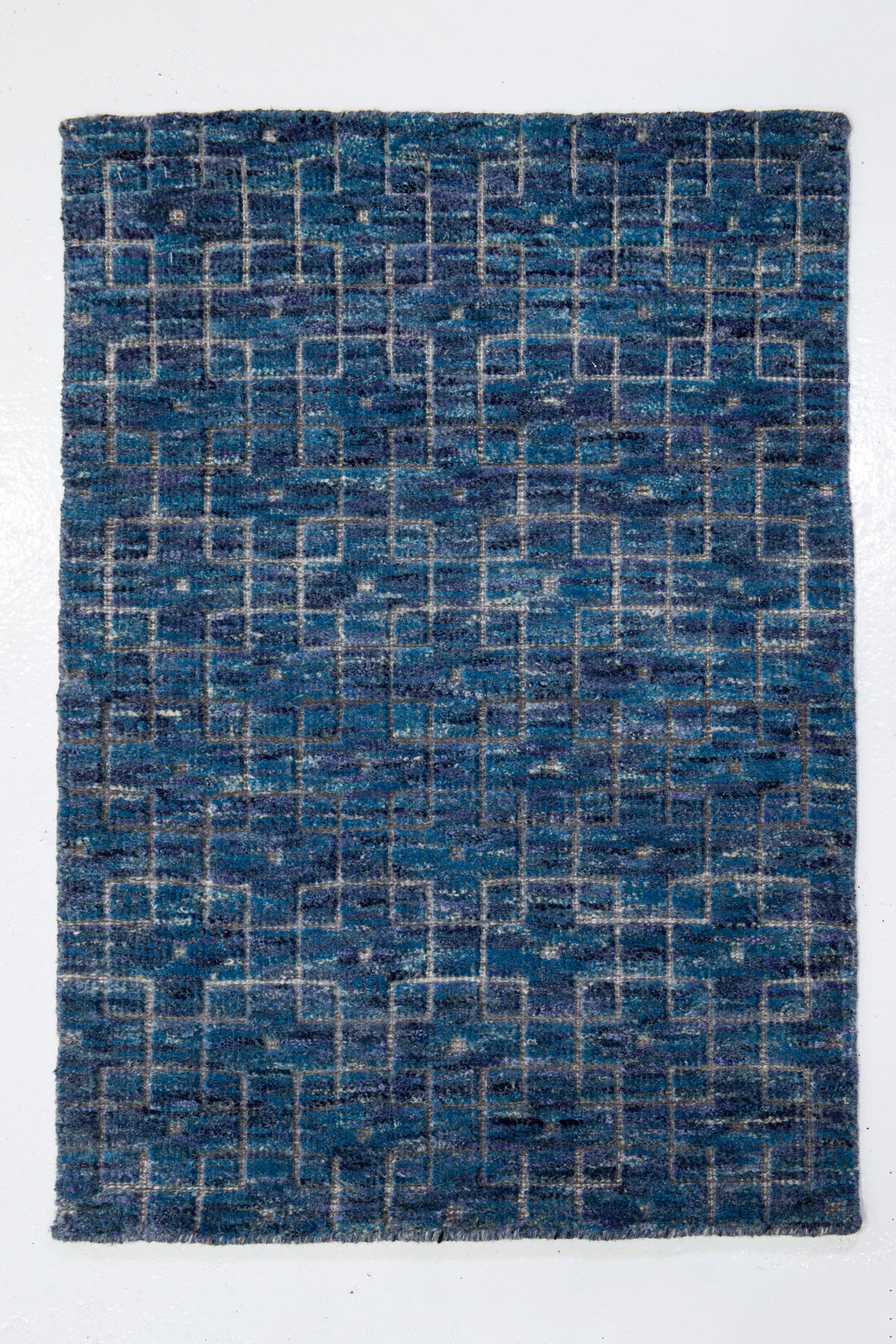 Moderner marokkanischer handgefertigter blauer Wollteppich von Apadana im Zustand „Neu“ im Angebot in Norwalk, CT
