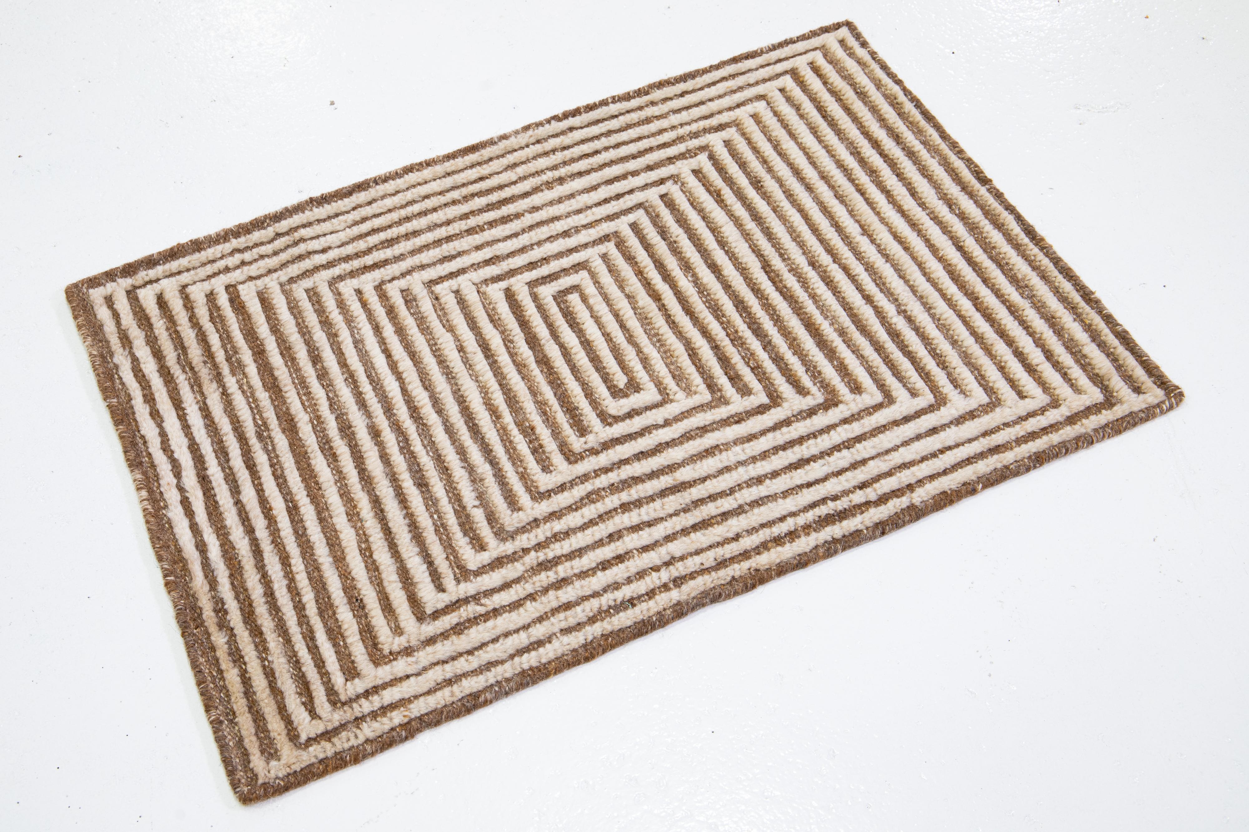 Dieser handgefertigte Wollteppich, der in verschiedenen Farben erhältlich ist, gehört zu unserer Safi Collection'S. Wir verwenden handgeknüpfte Techniken für höchste Qualität und Langlebigkeit. 
Die geschätzte Vorlaufzeit für den Zoll beträgt 15-20