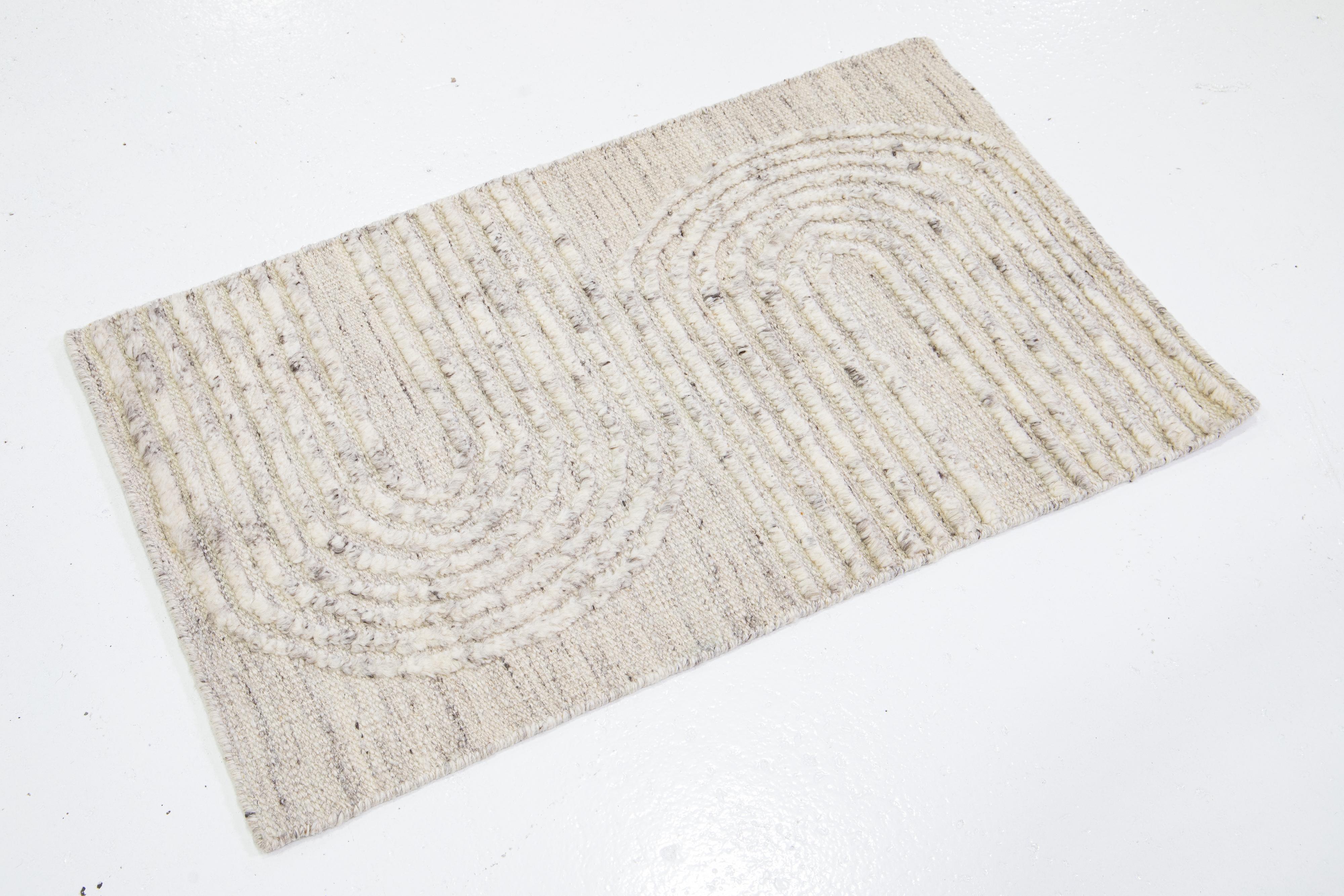 Dieser handgefertigte Wollteppich, der in verschiedenen Farben erhältlich ist, gehört zu unserer Safi Collection'S. Wir verwenden handgeknüpfte Techniken für höchste Qualität und Langlebigkeit. 
Die geschätzte Vorlaufzeit für den Zoll beträgt 15-20