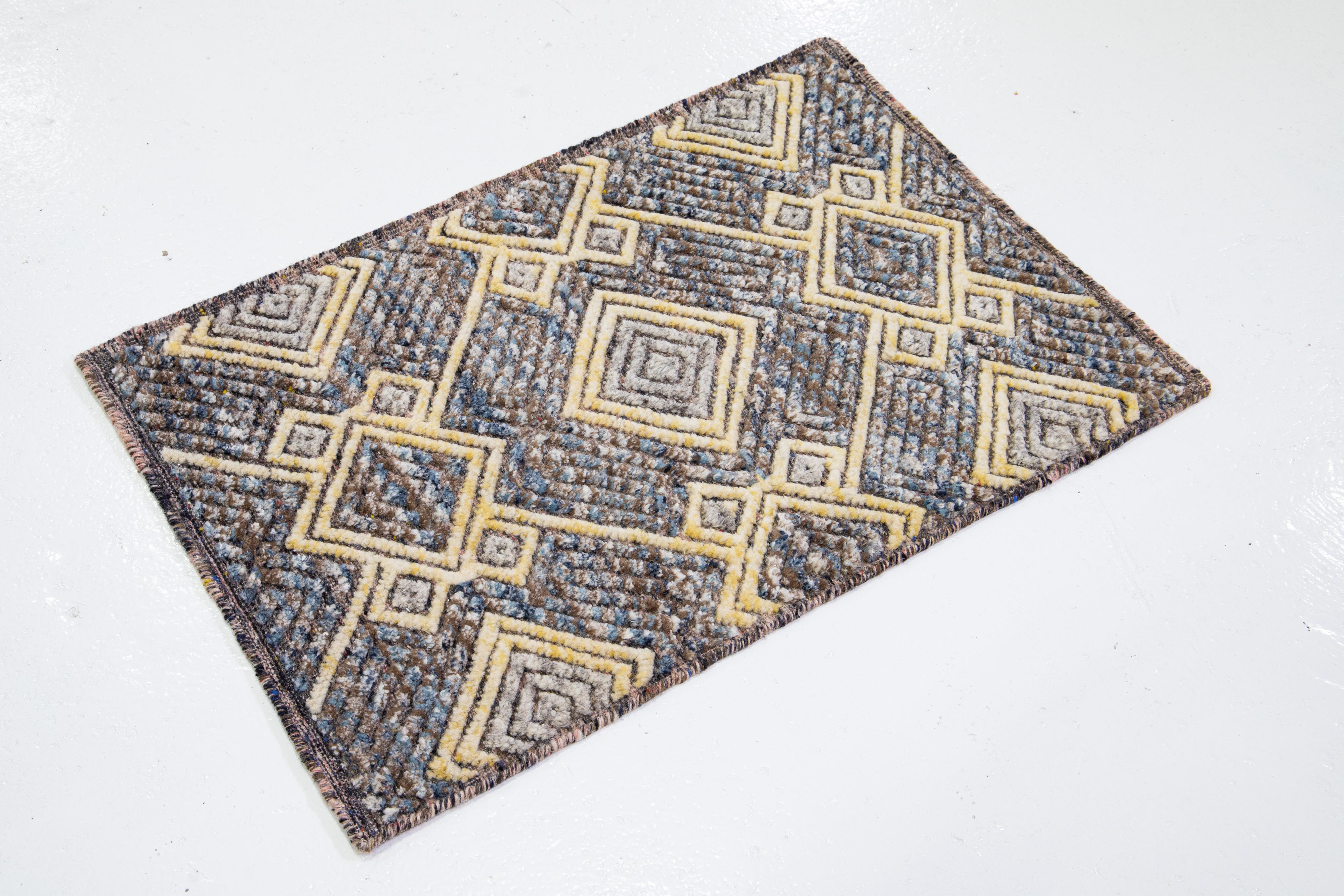 Esta alfombra de lana hecha a mano a medida, disponible en varios colores, forma parte de nuestra Colección Safi. Utilizamos técnicas de anudado a mano para una calidad y longevidad superiores. 
El plazo estimado para las aduanas es de 15-20