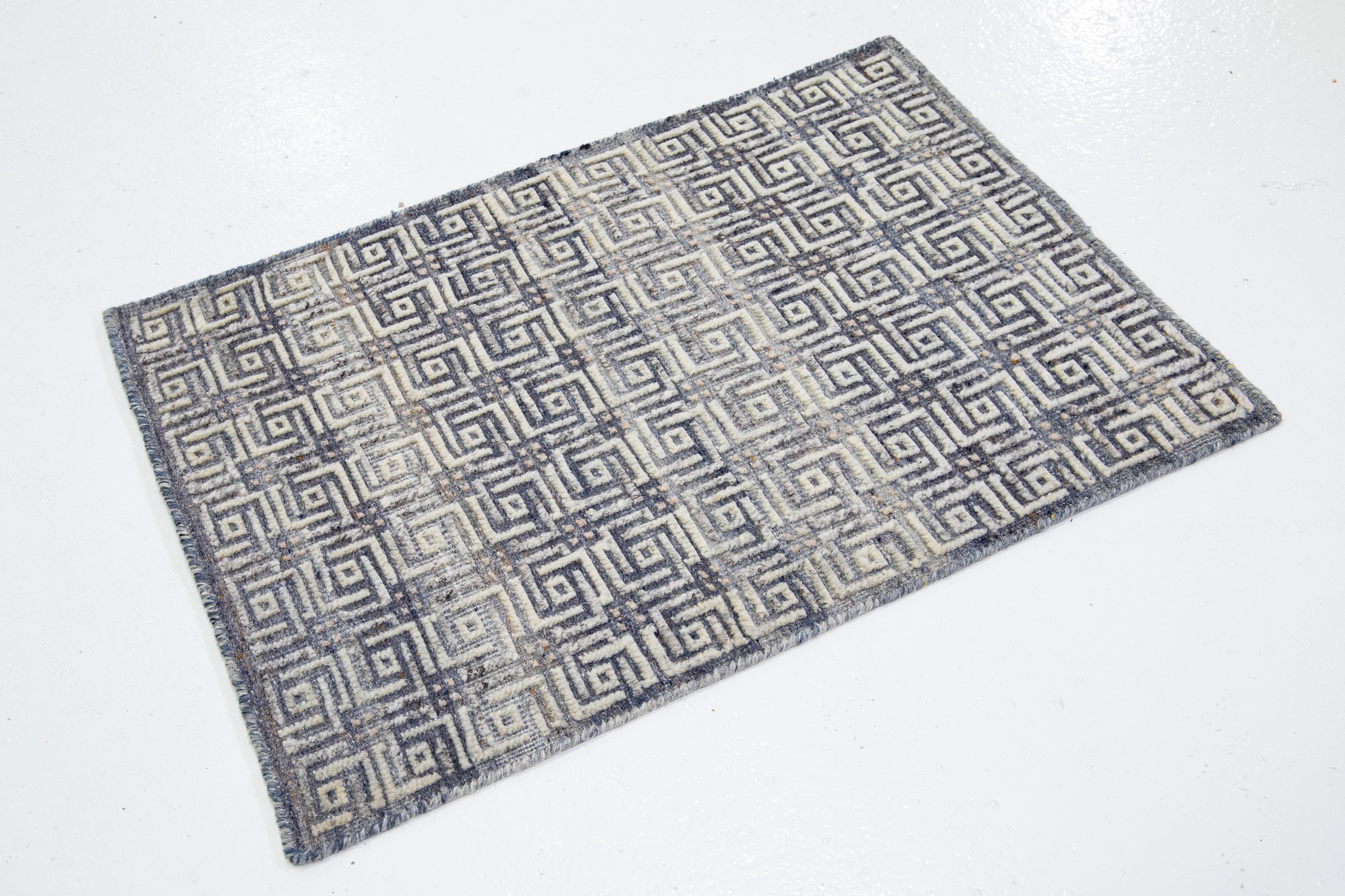 Dieser handgefertigte Wollteppich, der in verschiedenen Farben erhältlich ist, gehört zu unserer Safi Collection'S. Wir verwenden handgeknüpfte Techniken für höchste Qualität und Langlebigkeit. 
Die geschätzte Vorlaufzeit für den Zoll beträgt 15-20