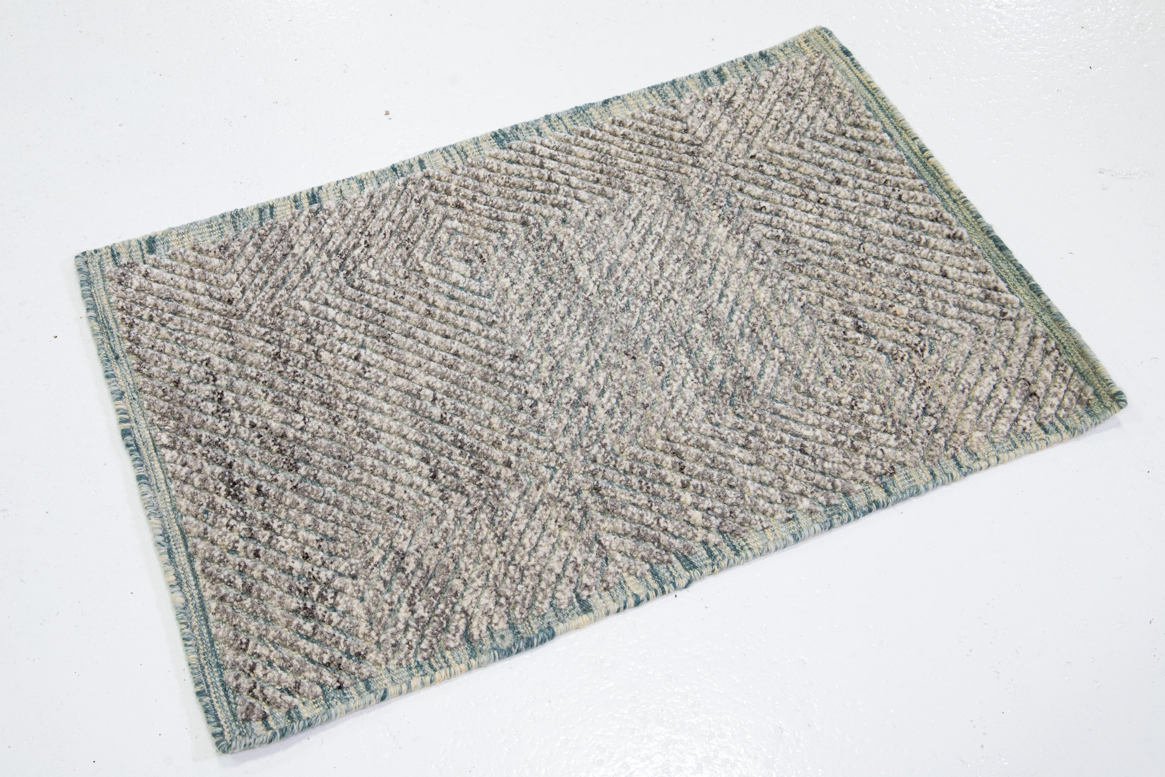 Dieser handgefertigte Wollteppich, der in verschiedenen Farben erhältlich ist, gehört zu unserer Safi Collection'S. Wir verwenden handgeknüpfte Techniken für höchste Qualität und Langlebigkeit. 
Die geschätzte Vorlaufzeit für den Zoll beträgt 15-20