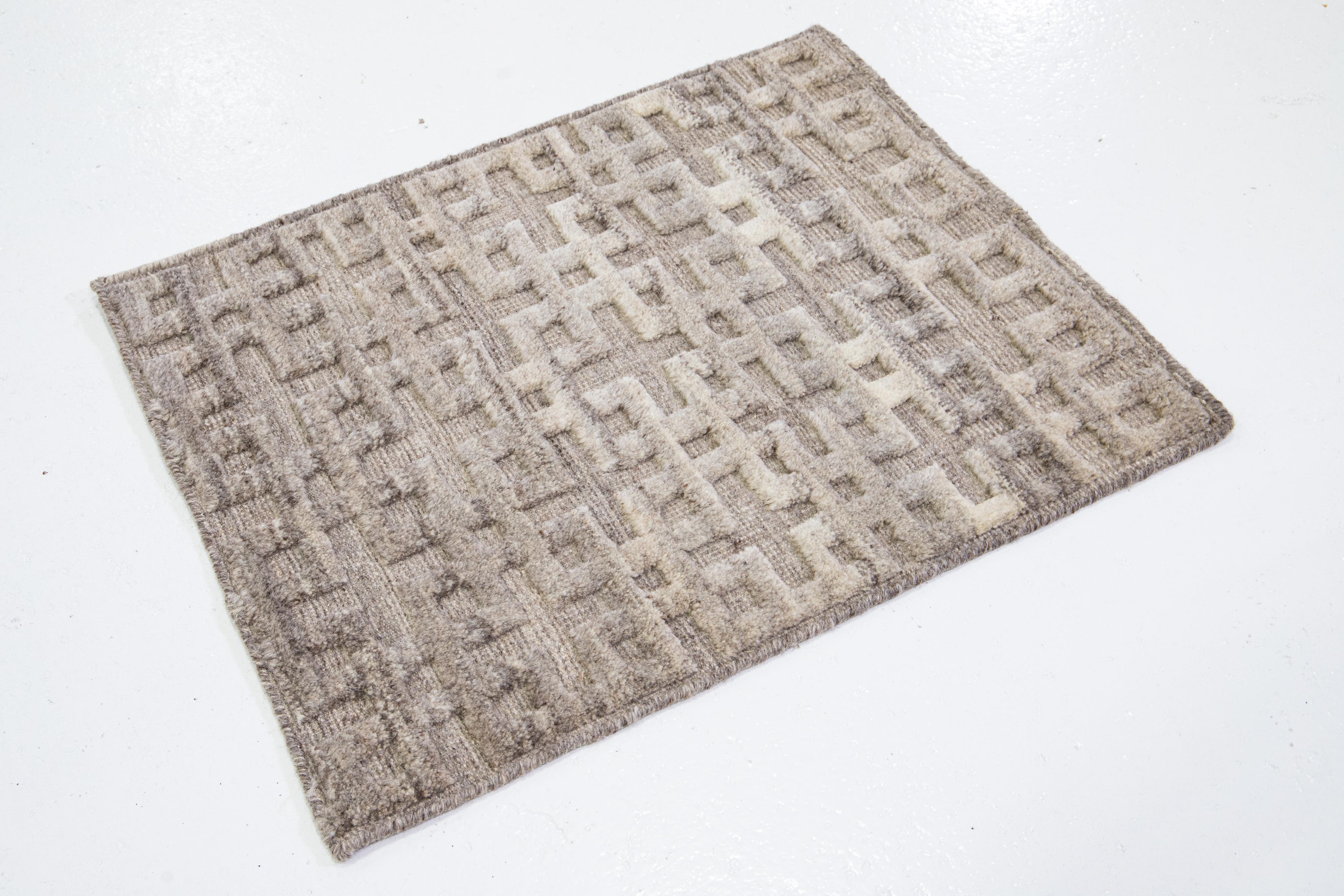 Dieser handgefertigte Wollteppich, der in verschiedenen Farben erhältlich ist, gehört zu unserer Safi Collection'S. Wir verwenden handgeknüpfte Techniken für höchste Qualität und Langlebigkeit. 
Die geschätzte Vorlaufzeit für den Zoll beträgt 15-20