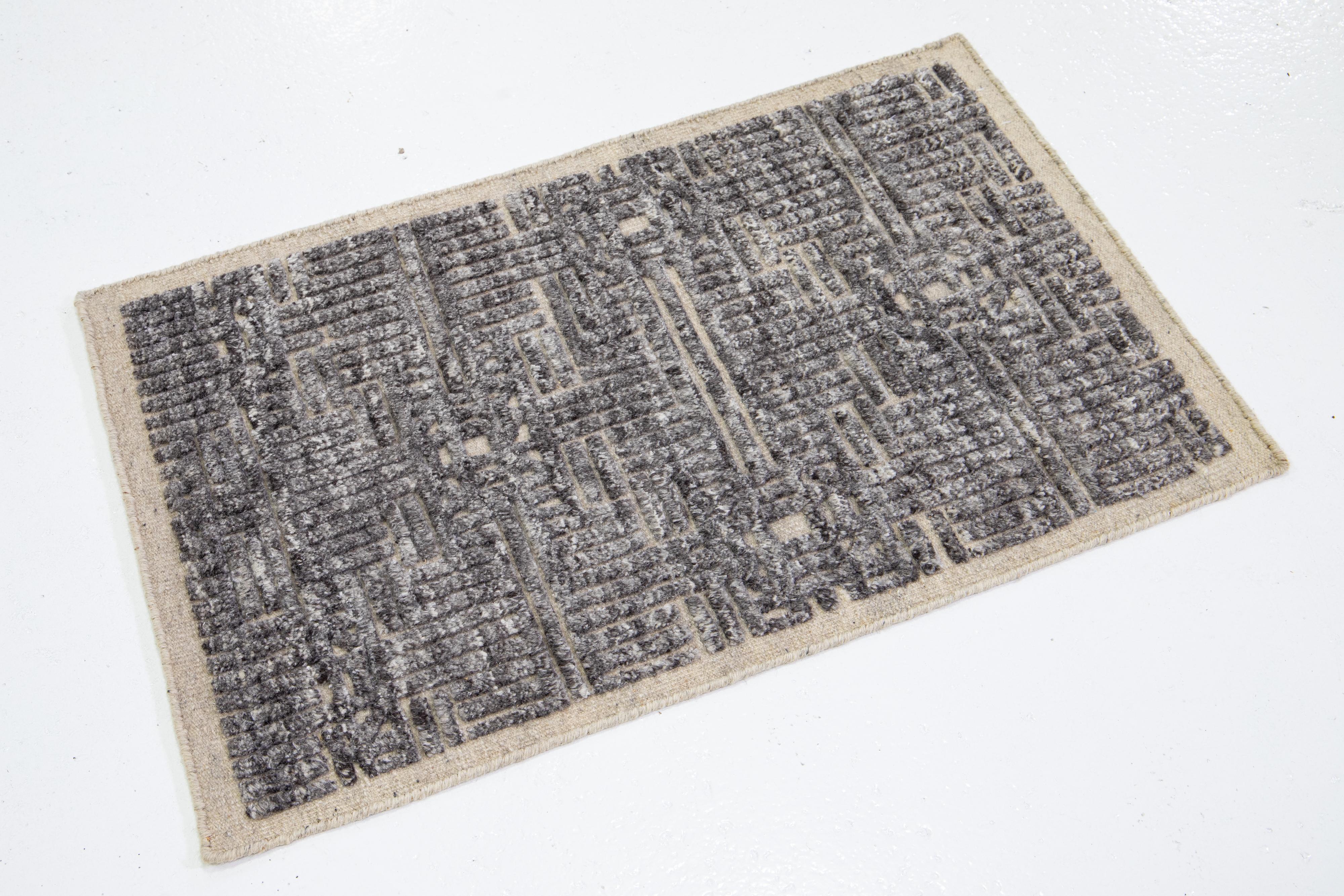 Dieser handgefertigte Wollteppich, der in verschiedenen Farben erhältlich ist, gehört zu unserer Safi Collection'S. Wir verwenden handgeknüpfte Techniken für höchste Qualität und Langlebigkeit. 
Die geschätzte Vorlaufzeit für den Zoll beträgt 15-20