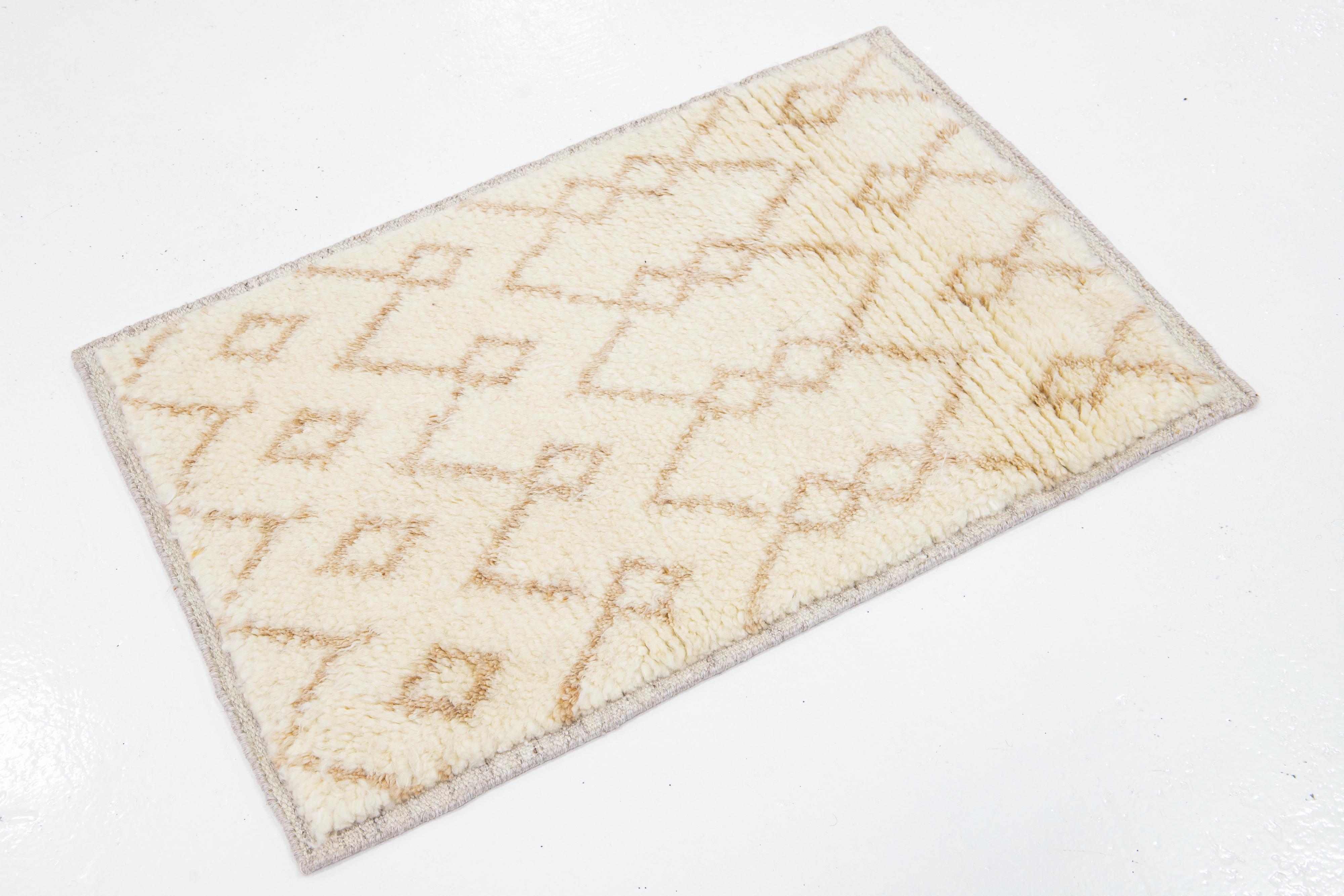 Dieser handgefertigte Wollteppich, der in verschiedenen Farben erhältlich ist, gehört zu unserer Safi Collection'S. Wir verwenden handgeknüpfte Techniken für höchste Qualität und Langlebigkeit. 
Die geschätzte Vorlaufzeit für den Zoll beträgt 15-20