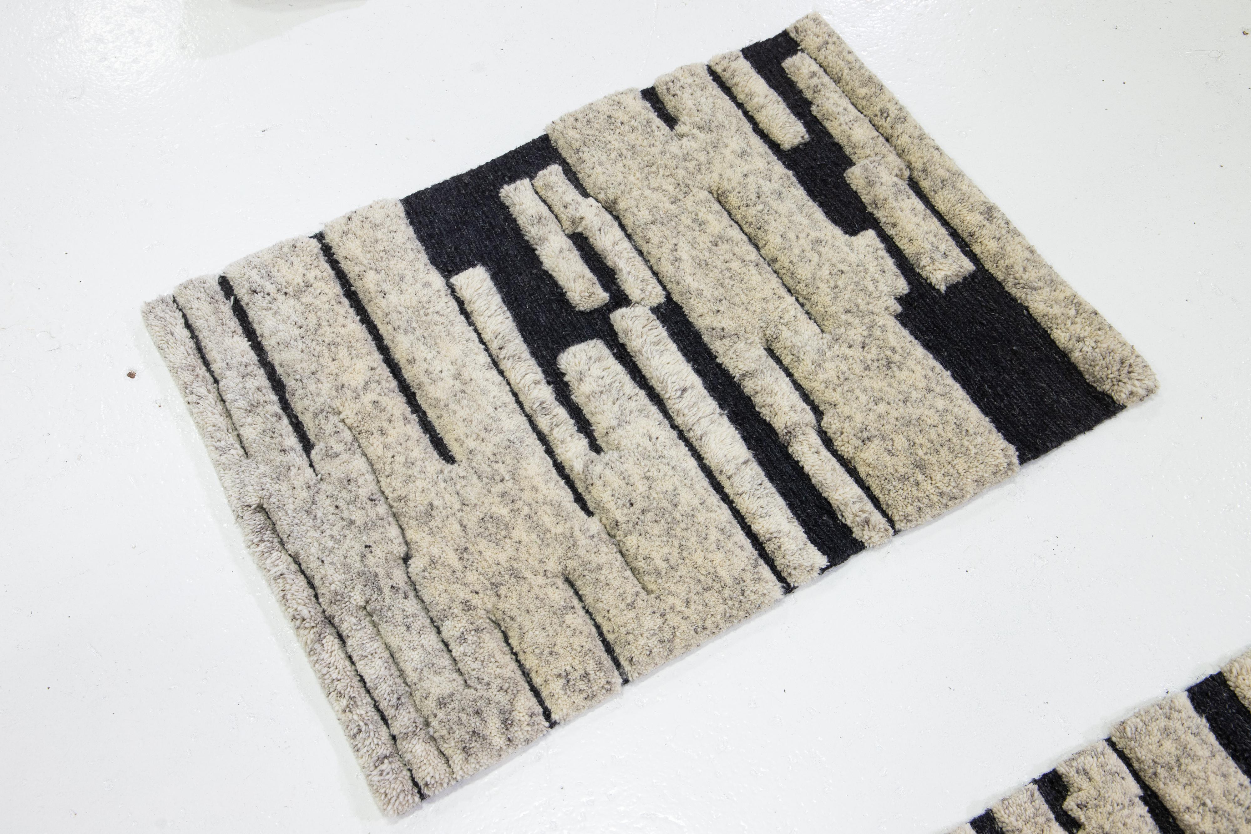 Dieser handgefertigte Wollteppich, der in verschiedenen Farben erhältlich ist, gehört zu unserer Safi Collection'S. Wir verwenden handgeknüpfte Techniken für höchste Qualität und Langlebigkeit. 
Die geschätzte Vorlaufzeit für den Zoll beträgt 15-20