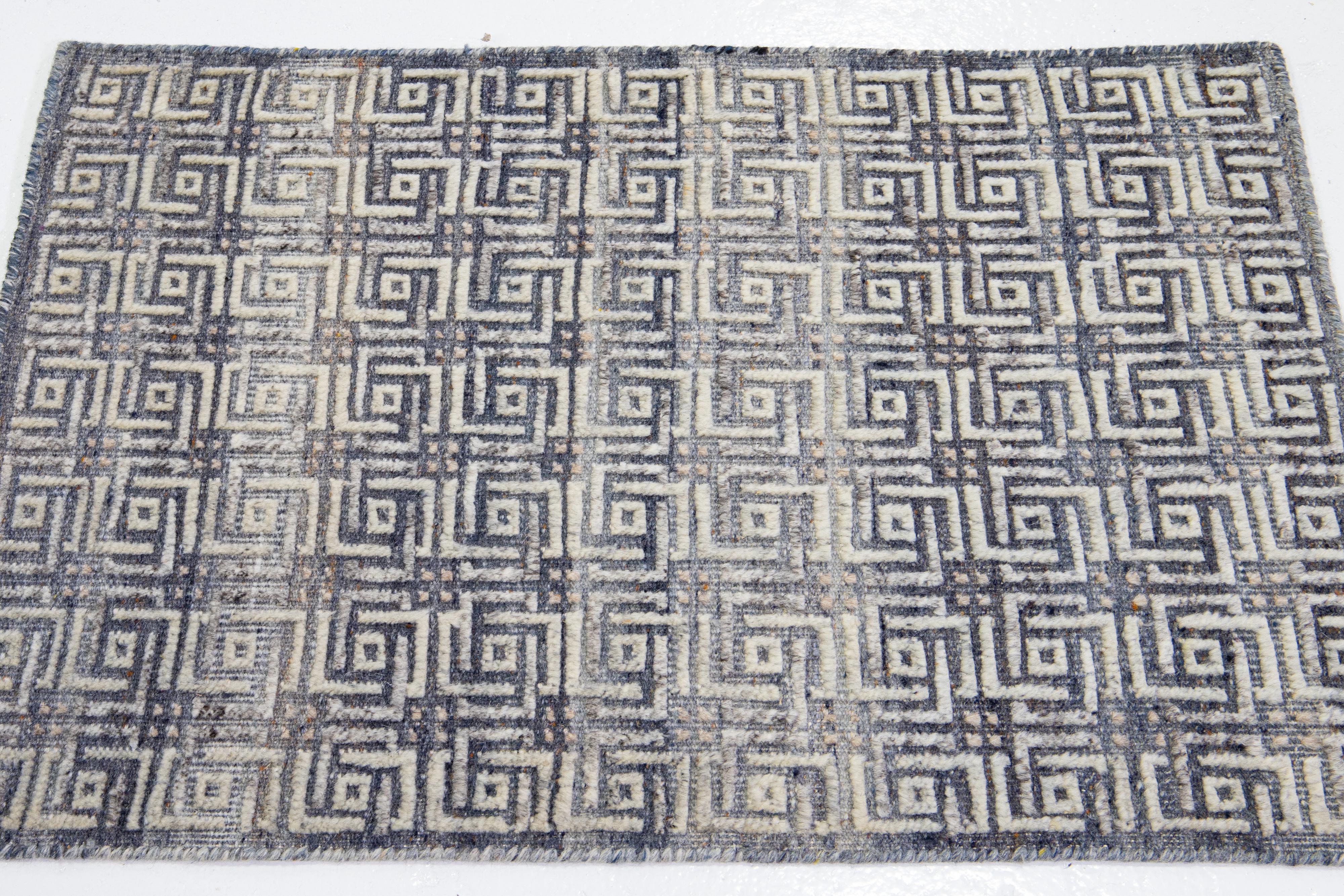 Moderner marokkanischer handgefertigter Wollteppich von Apadana (Indisch) im Angebot