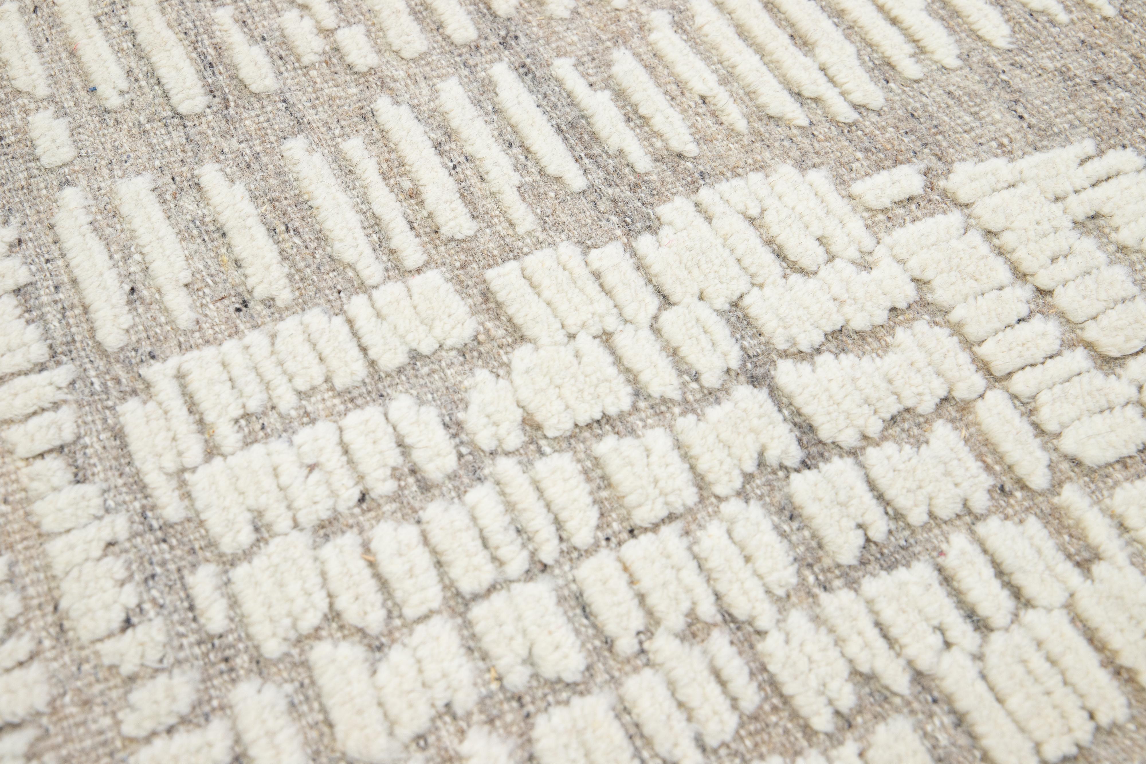 Der Modern Moroccan Custom Rug ist in Größe und Farbe individuell anpassbar. Handgeknüpft aus Wolle, strahlt er höchste Qualität und Haltbarkeit aus. Es wird aus Indien bezogen und hat eine Vorlaufzeit von 15-20 Wochen.

Der Preis bezieht sich auf