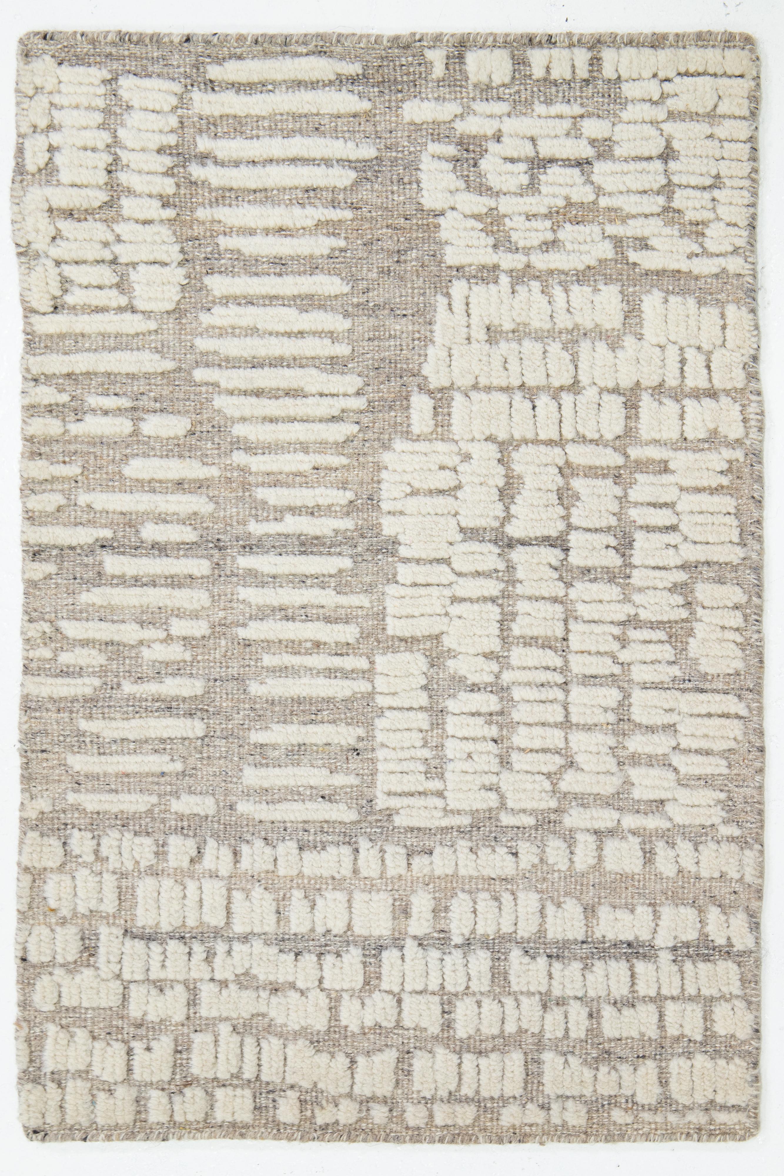 Moderner marokkanischer handgefertigter, maßgefertigter Wollteppich in Beige von Apadana (Organische Moderne) im Angebot