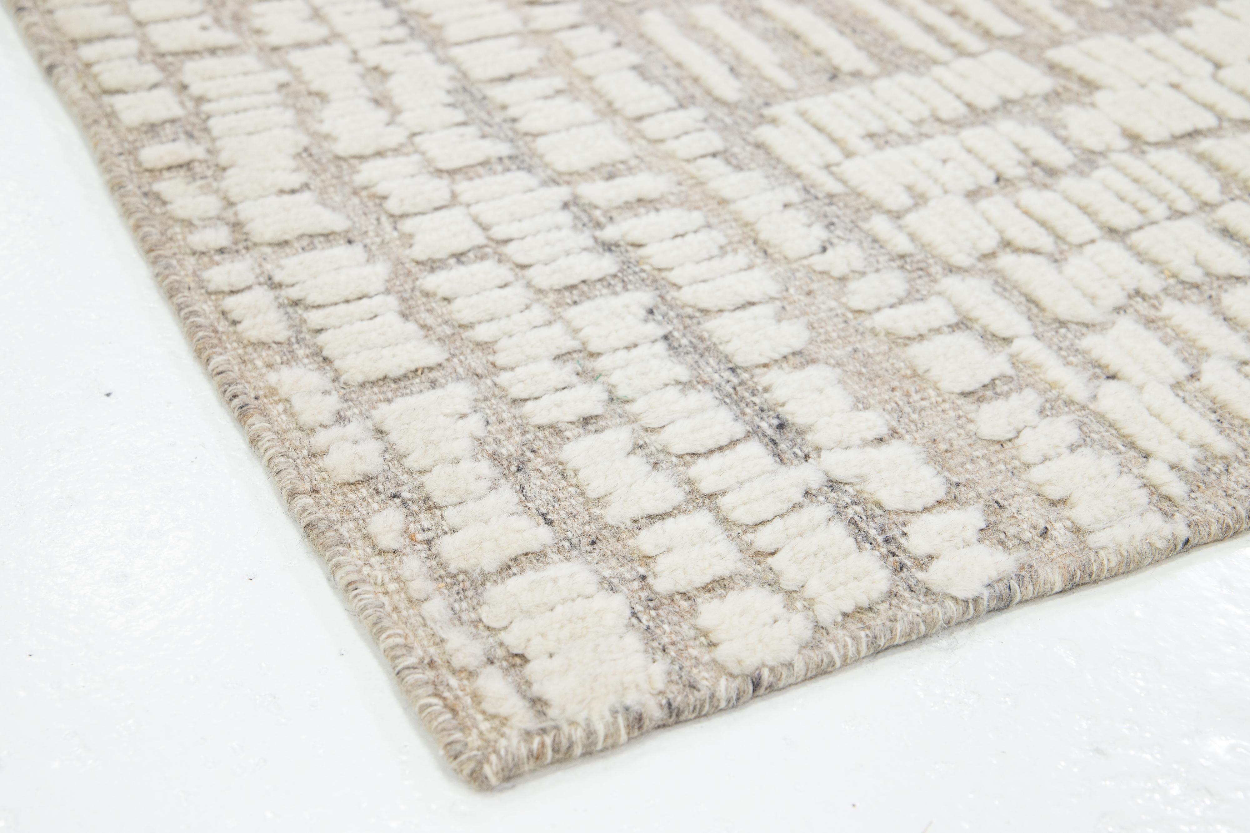 Moderner marokkanischer handgefertigter, maßgefertigter Wollteppich in Beige von Apadana (Indisch) im Angebot