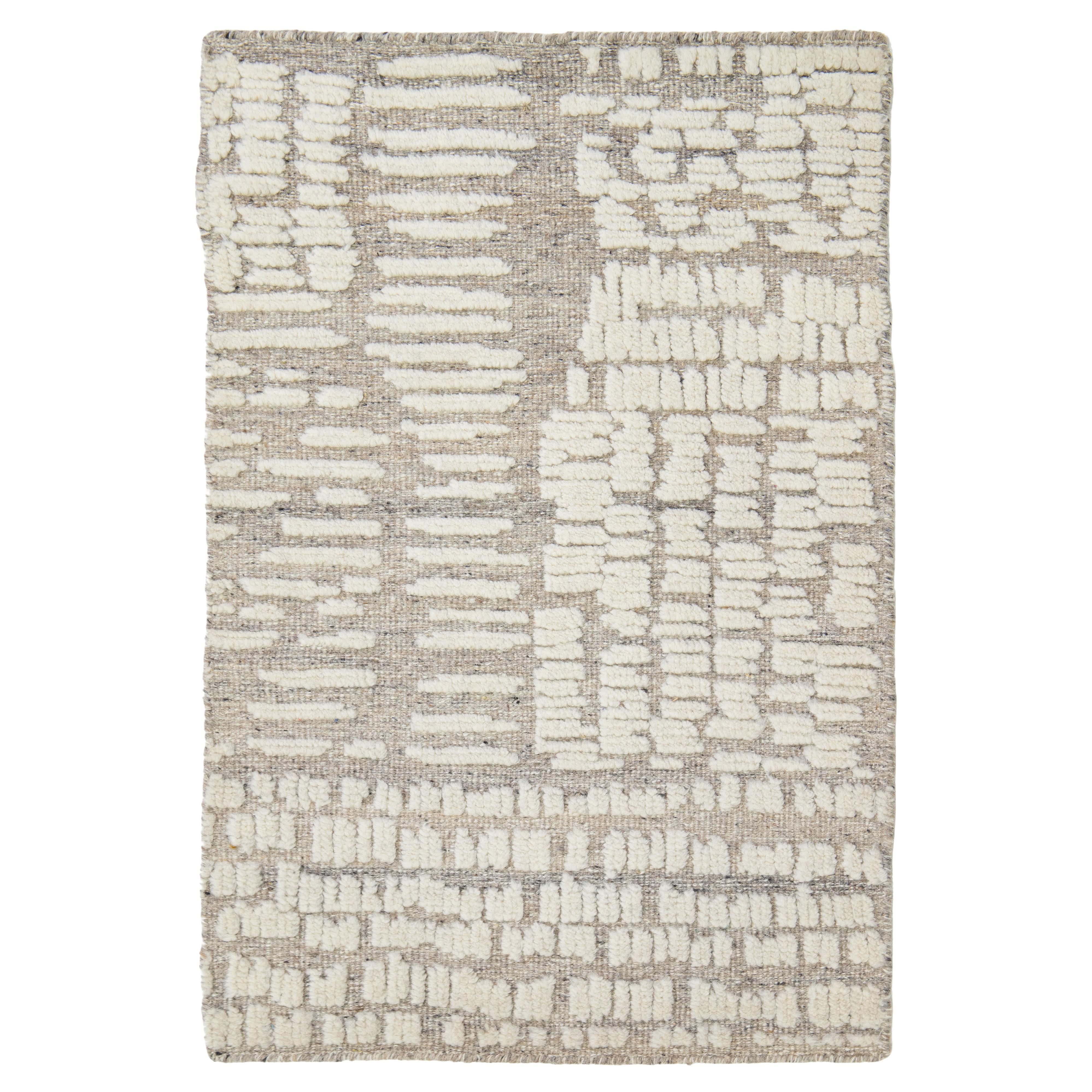 Tapis marocain moderne en laine fait à la main en beige par Apadana