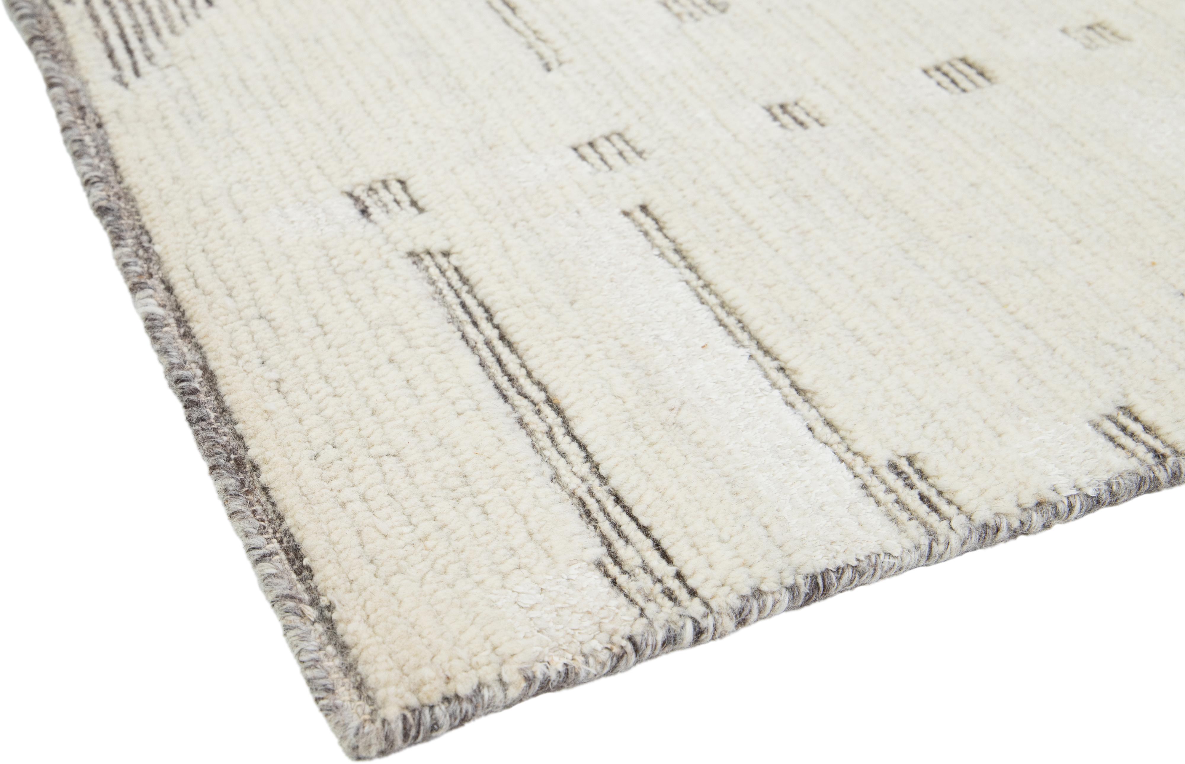 Der Modern Moroccan Custom Rug ist in Größe und Farbe individuell anpassbar. Handgeknüpft aus Wolle, strahlt er höchste Qualität und Haltbarkeit aus. Es wird aus Indien bezogen und hat eine Vorlaufzeit von 15-20 Wochen.

Der Preis bezieht sich auf
