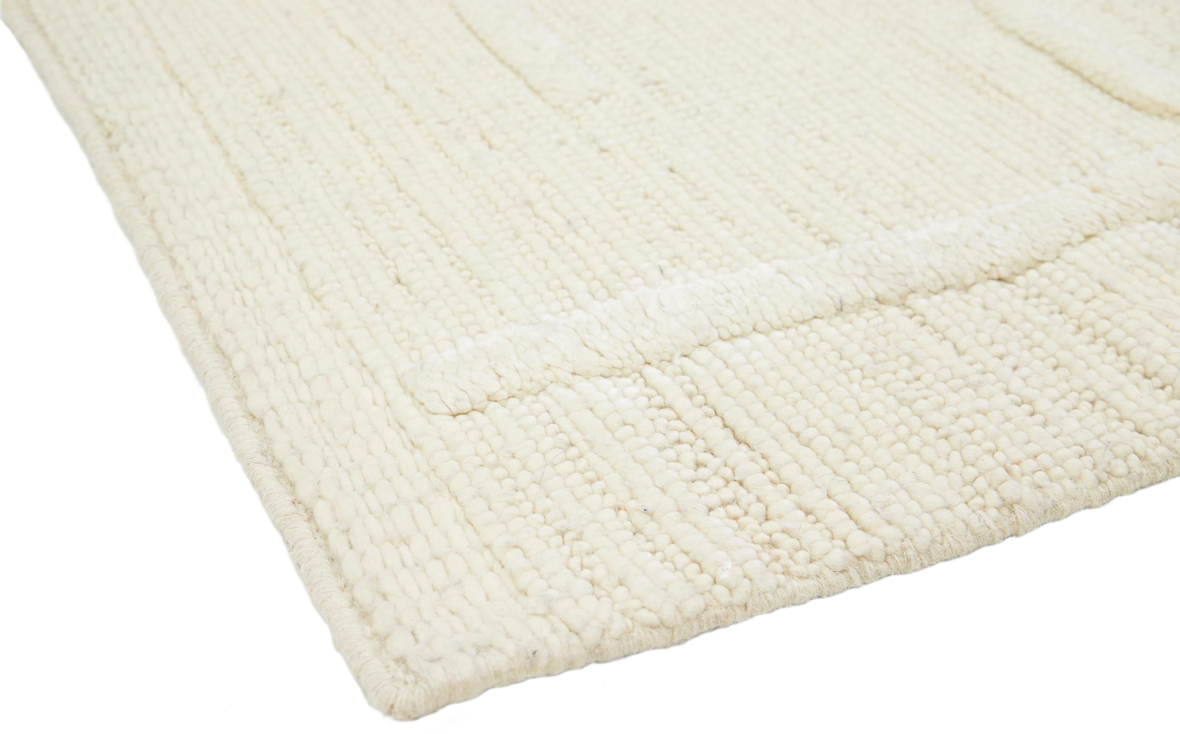 Der Modern Moroccan Custom Rug ist in Größe und Farbe individuell anpassbar. Handgeknüpft aus Wolle, strahlt er höchste Qualität und Haltbarkeit aus. Es wird aus Indien bezogen und hat eine Vorlaufzeit von 15-20 Wochen.

Der Preis bezieht sich auf