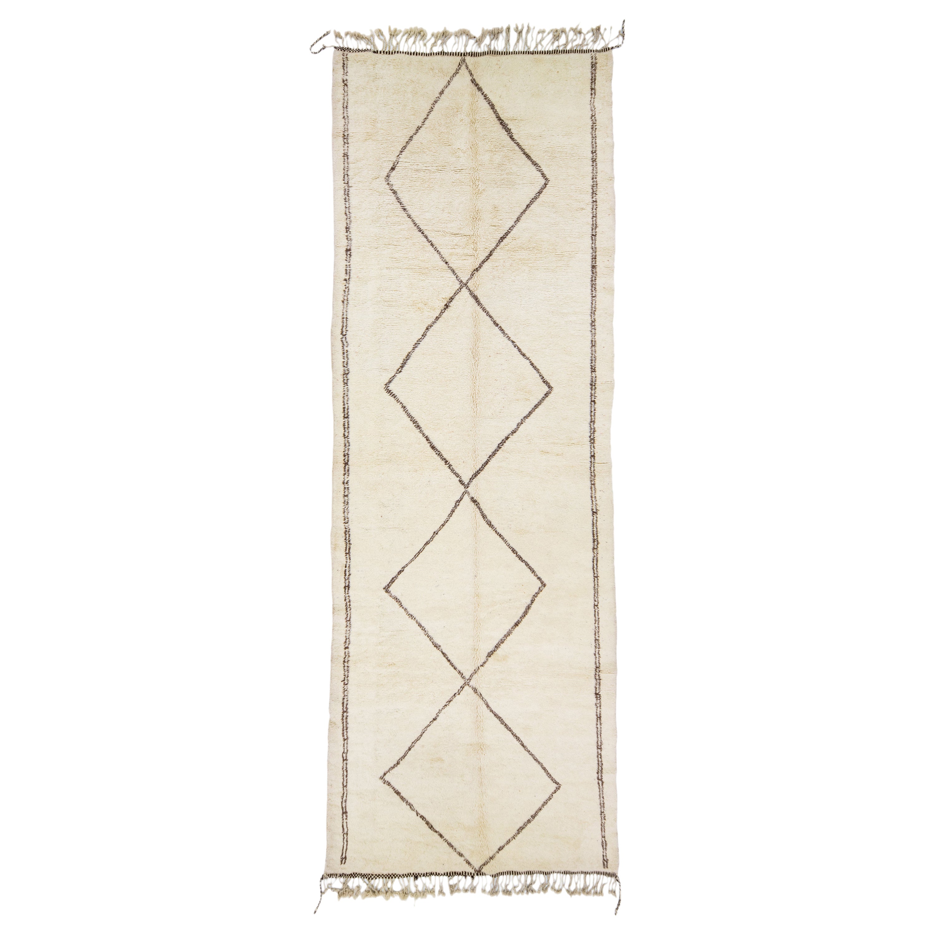 Moderner moderner marokkanischer handgefertigter langer Läufer aus beiger Wolle mit Stammesmotiv in Beige im Angebot